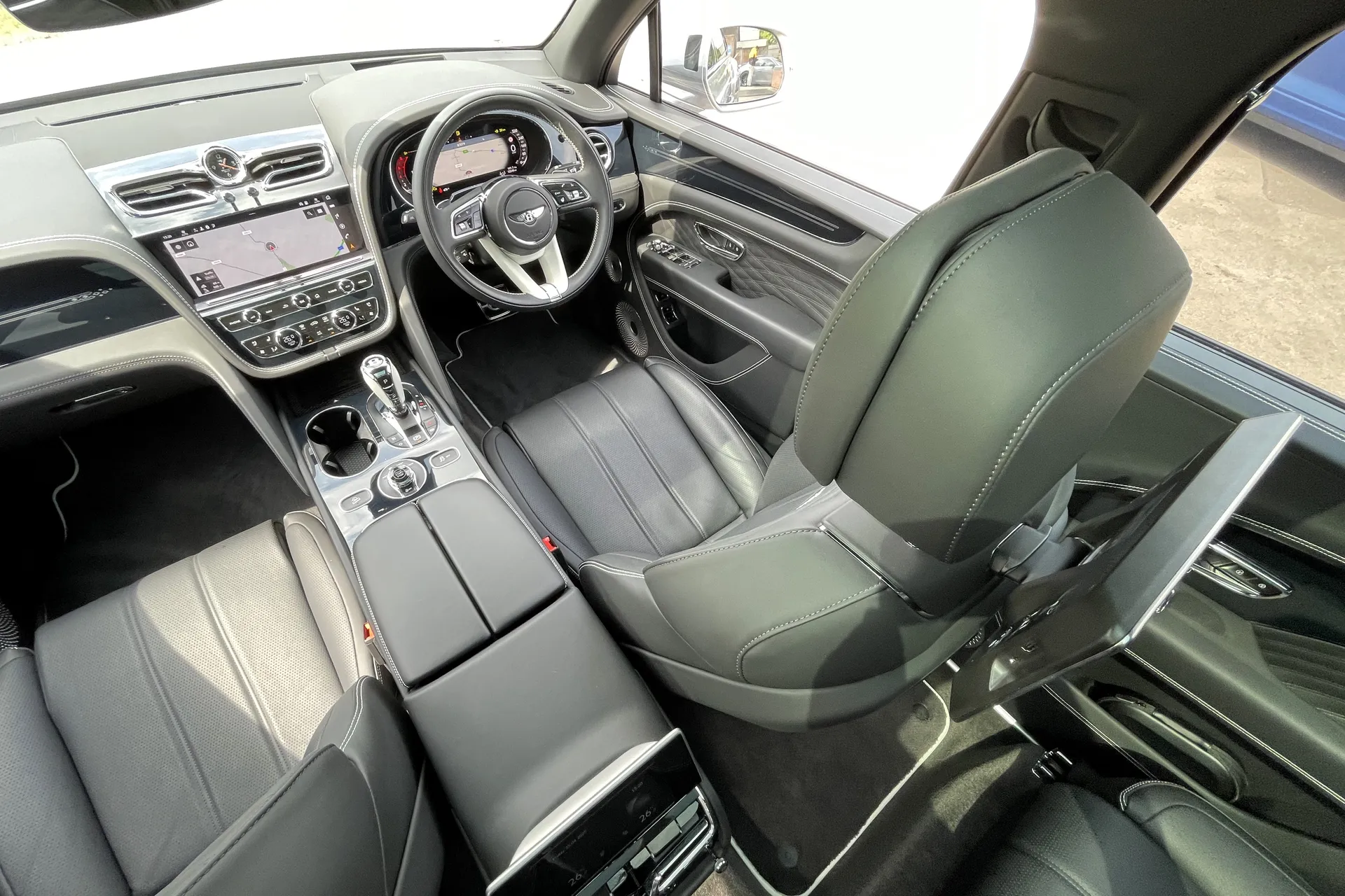 Bentley BENTAYGA thumbnail image number 37