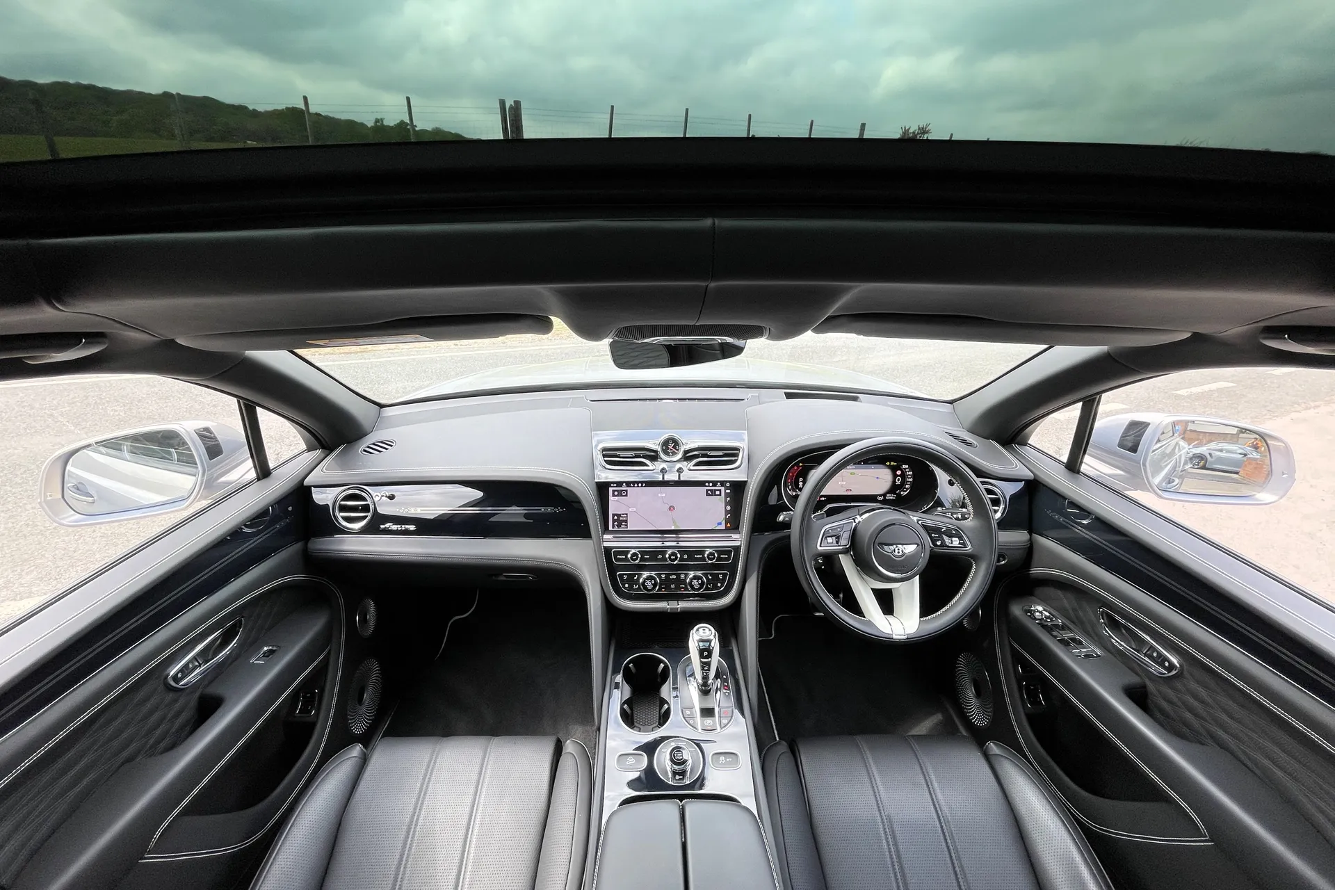 Bentley BENTAYGA thumbnail image number 3