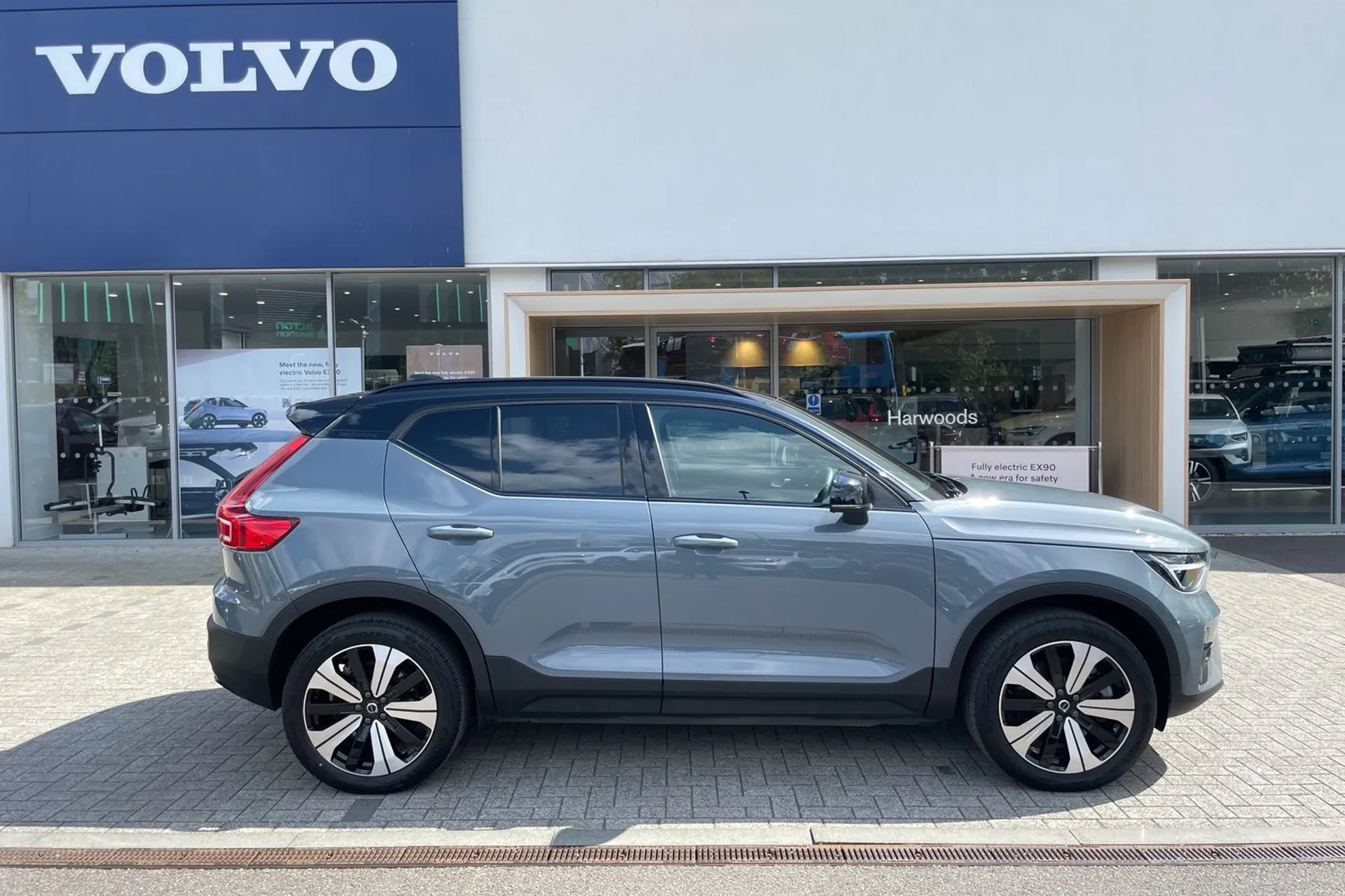 Volvo XC40 thumbnail image number 2