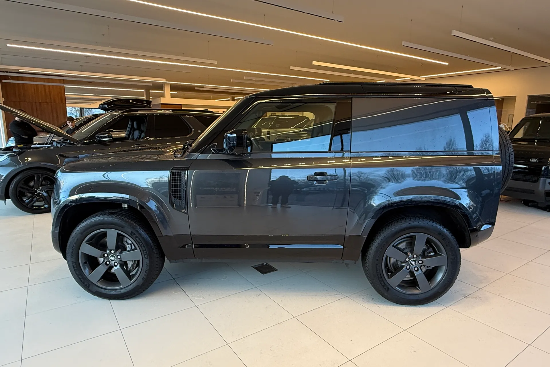 LAND ROVER DEFENDER thumbnail image number 2