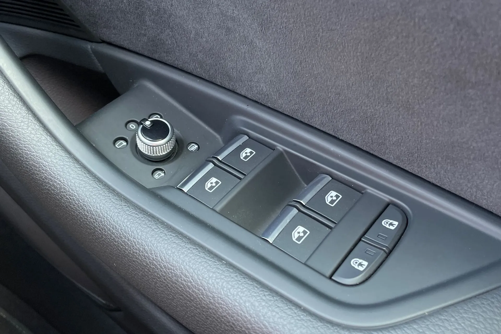 Audi A4 thumbnail image number 17