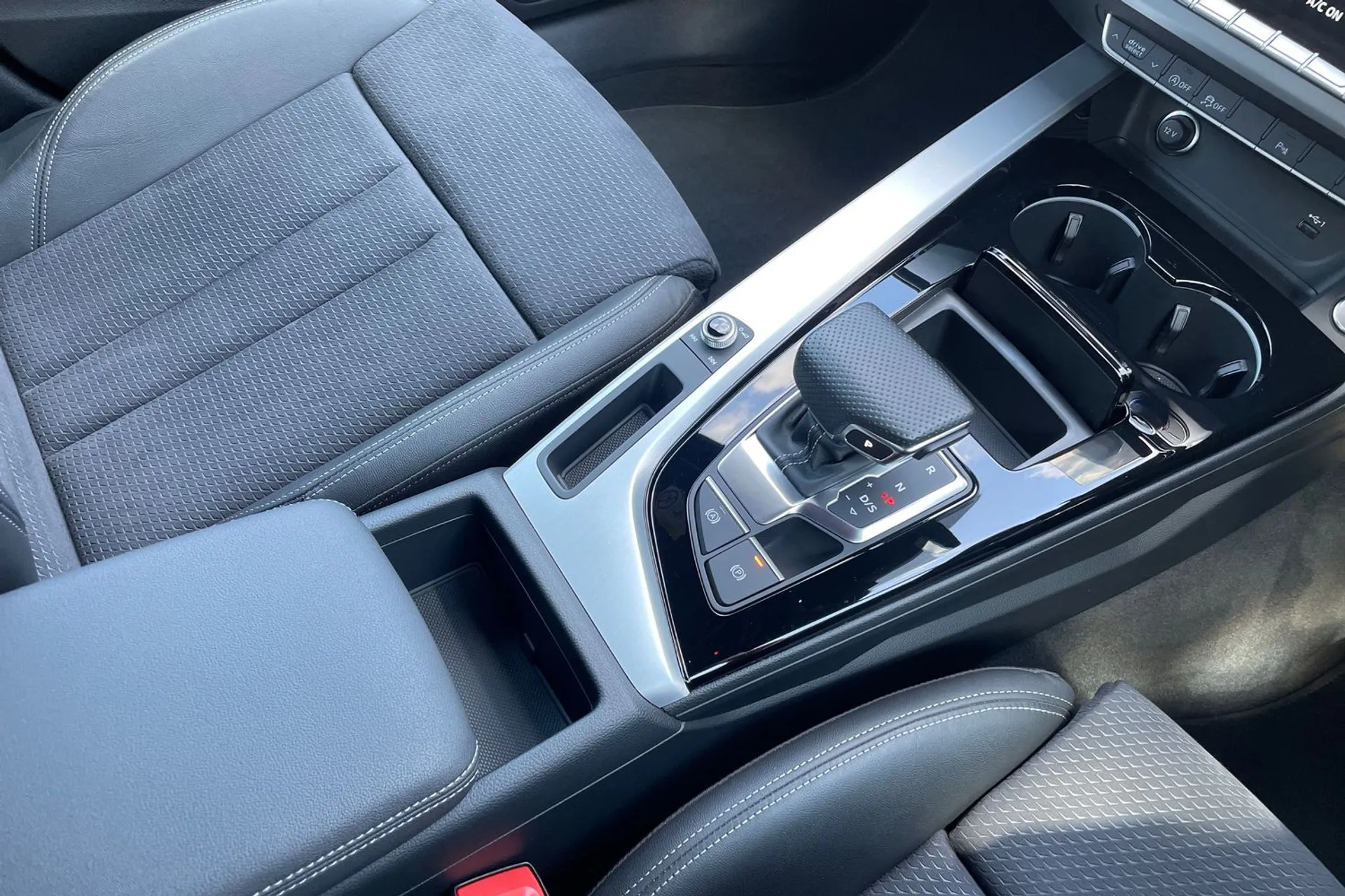 Audi A4 thumbnail image number 34
