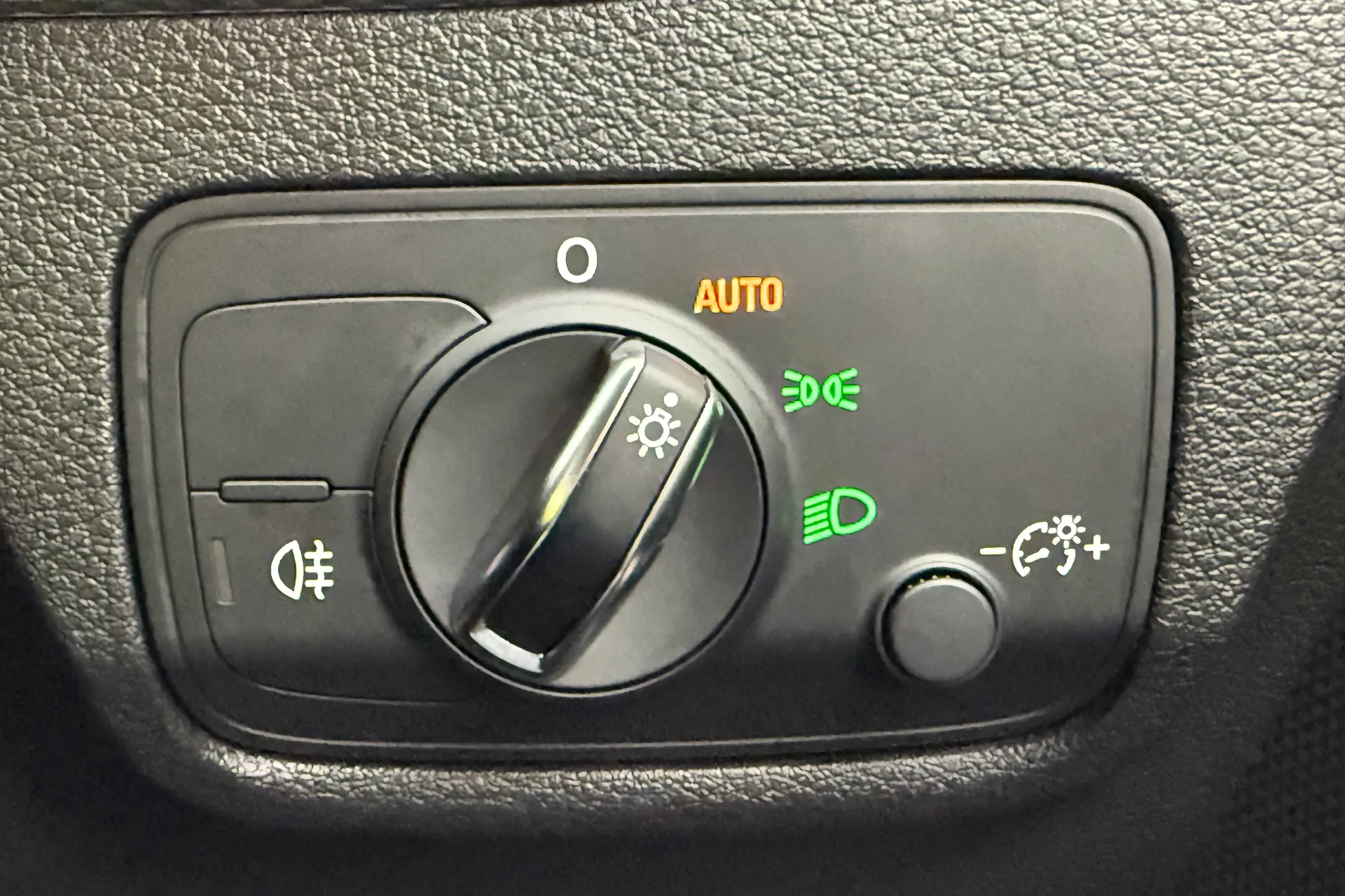 Audi Q2 thumbnail image number 18