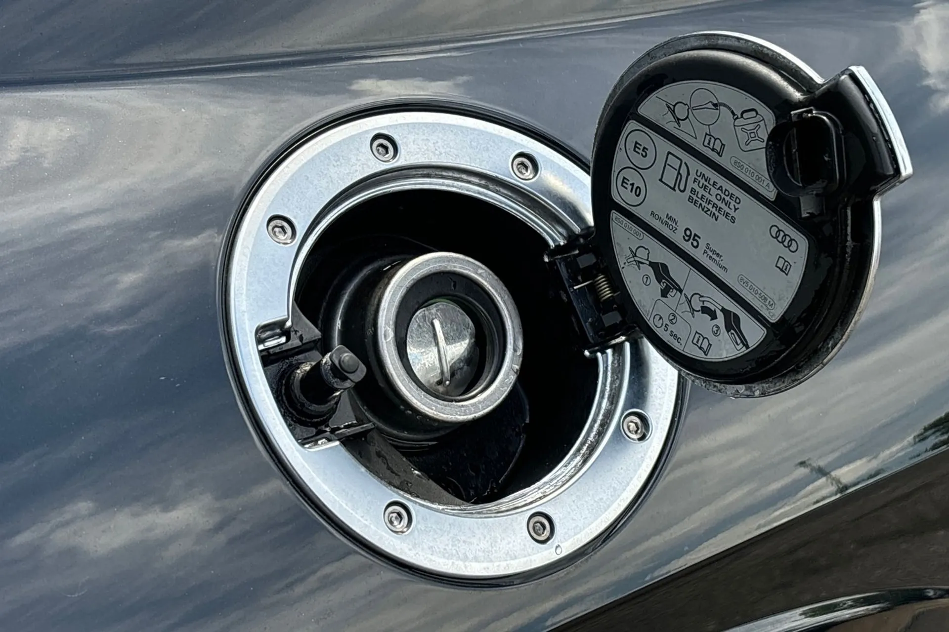 Audi TT thumbnail image number 16