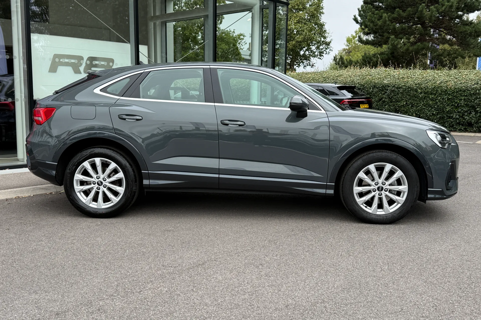 Audi Q3 thumbnail image number 2