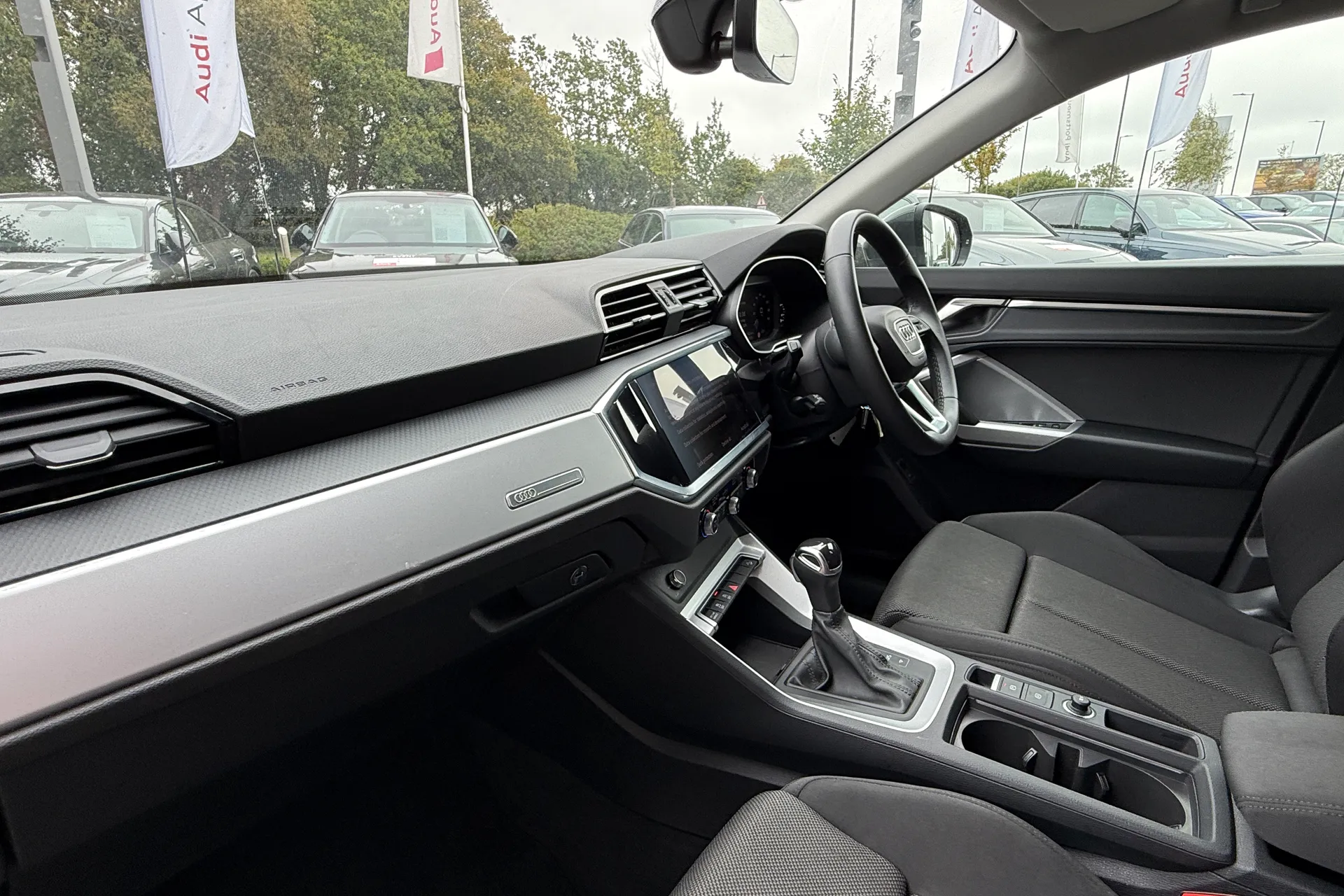 Audi Q3 thumbnail image number 17