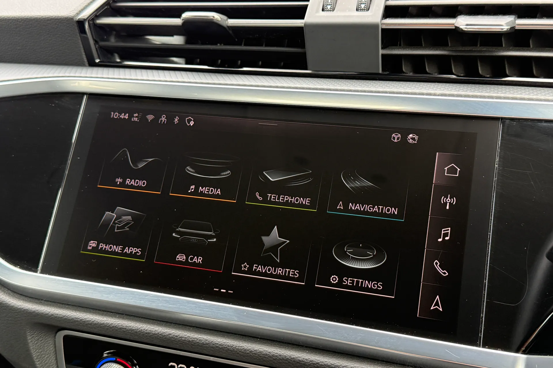 Audi Q3 thumbnail image number 13