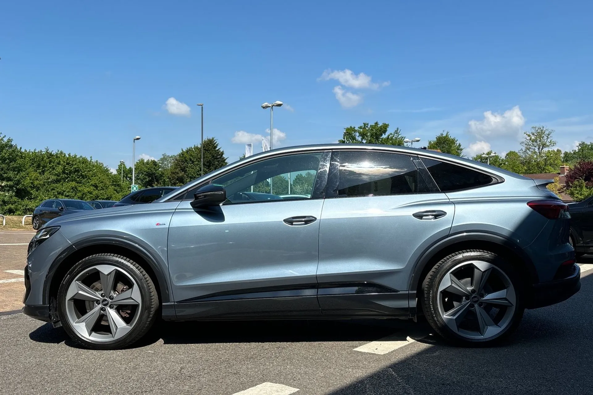 Audi Q4 thumbnail image number 11