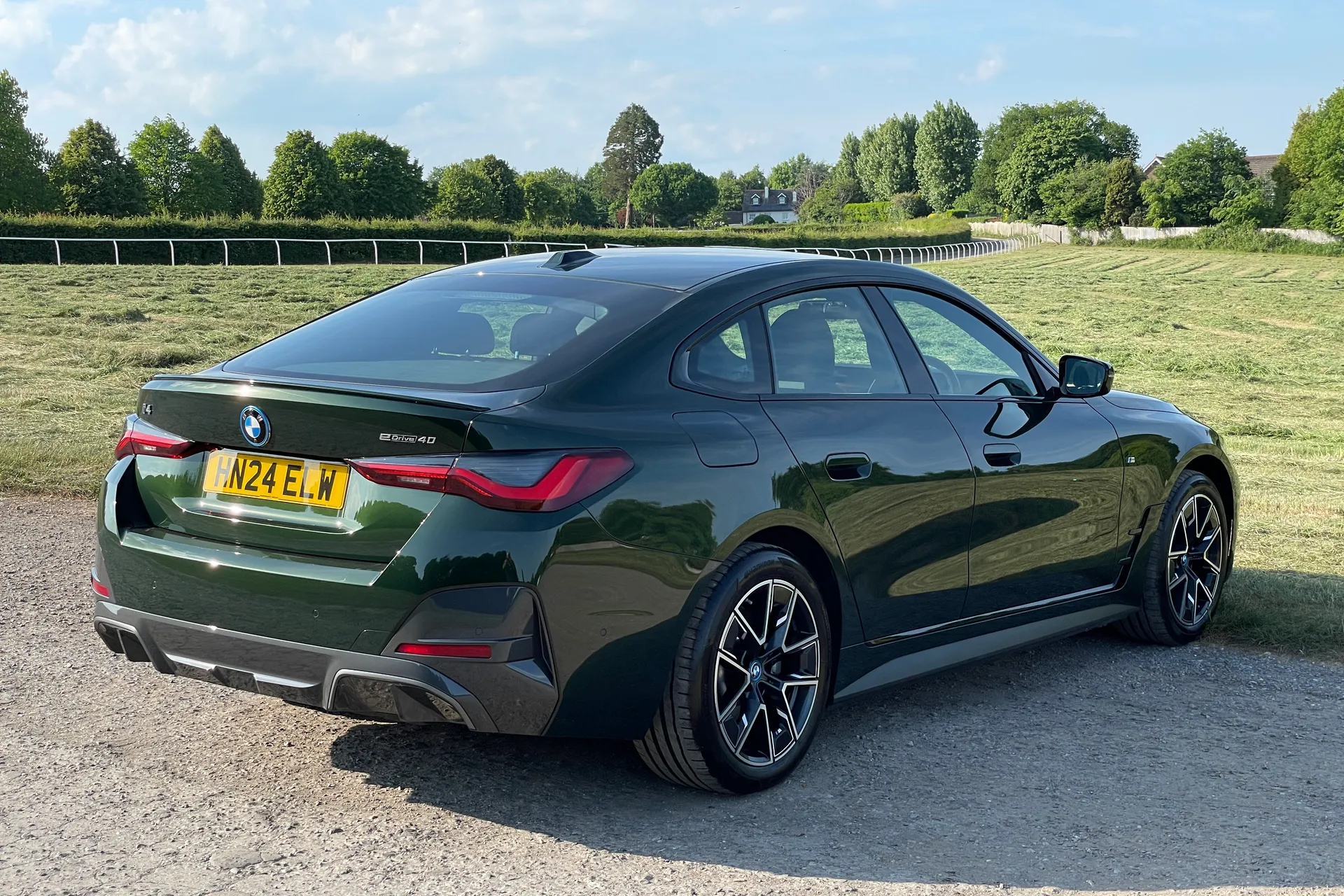 BMW I4 thumbnail image number 15