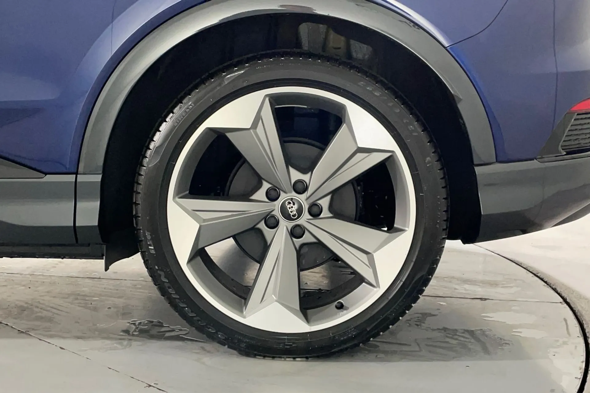 Audi Q4 thumbnail image number 10