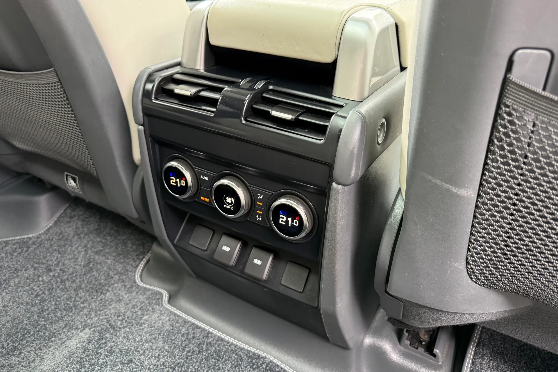 LAND ROVER DEFENDER thumbnail image number 39