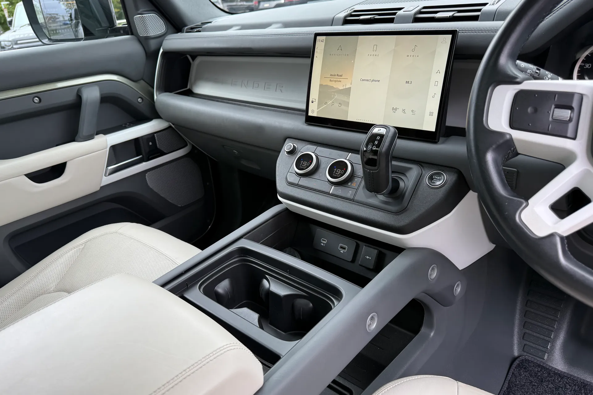 LAND ROVER DEFENDER thumbnail image number 19