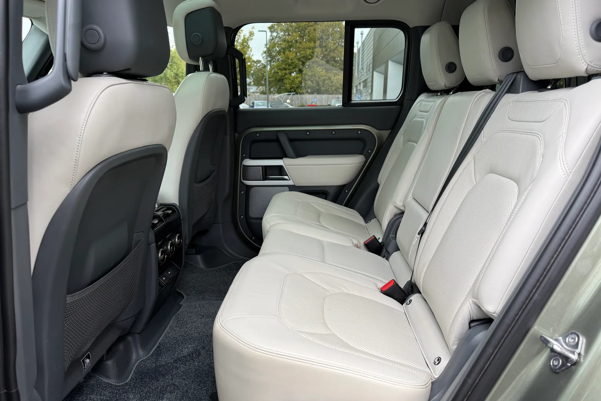 LAND ROVER DEFENDER thumbnail image number 51