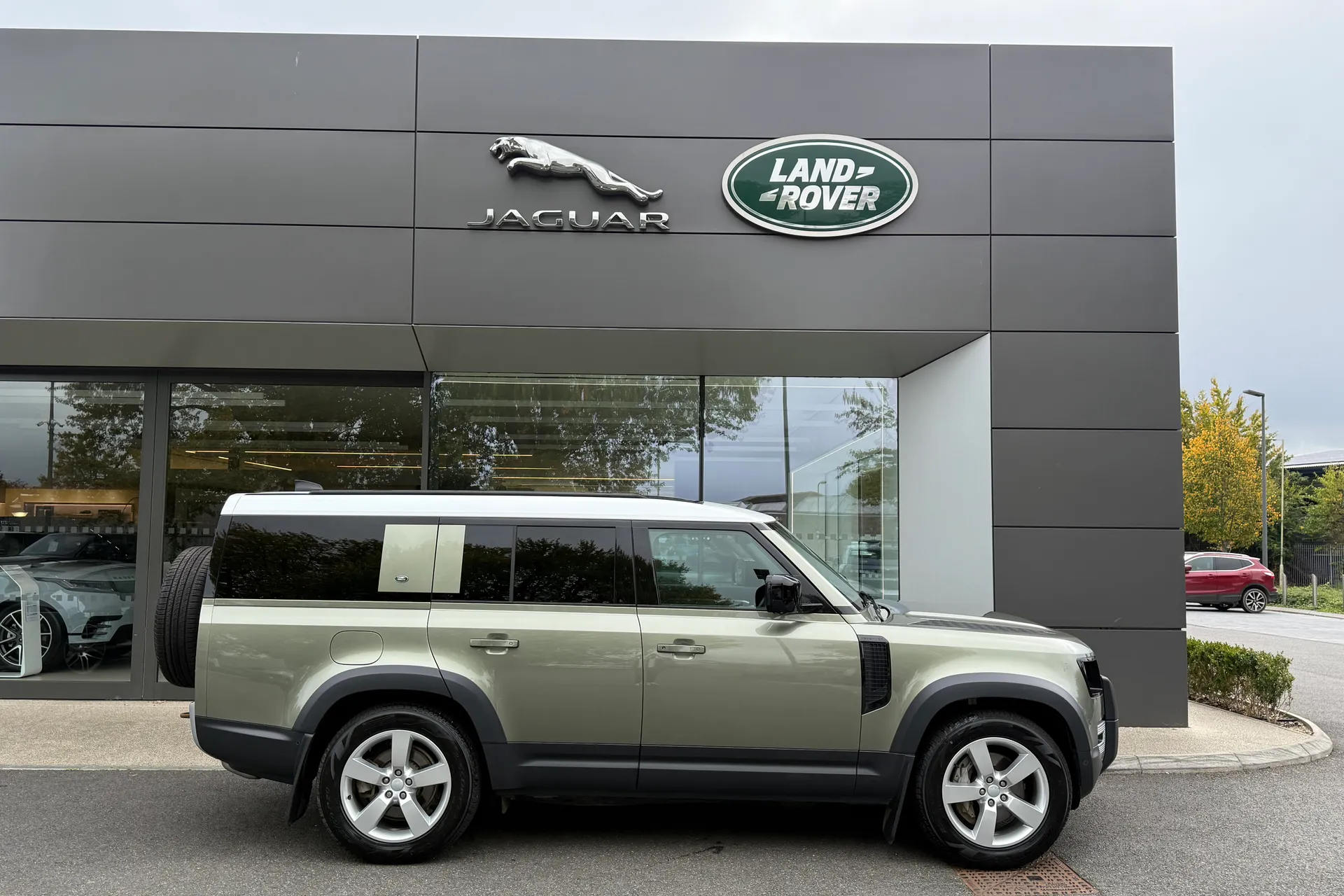 LAND ROVER DEFENDER thumbnail image number 2