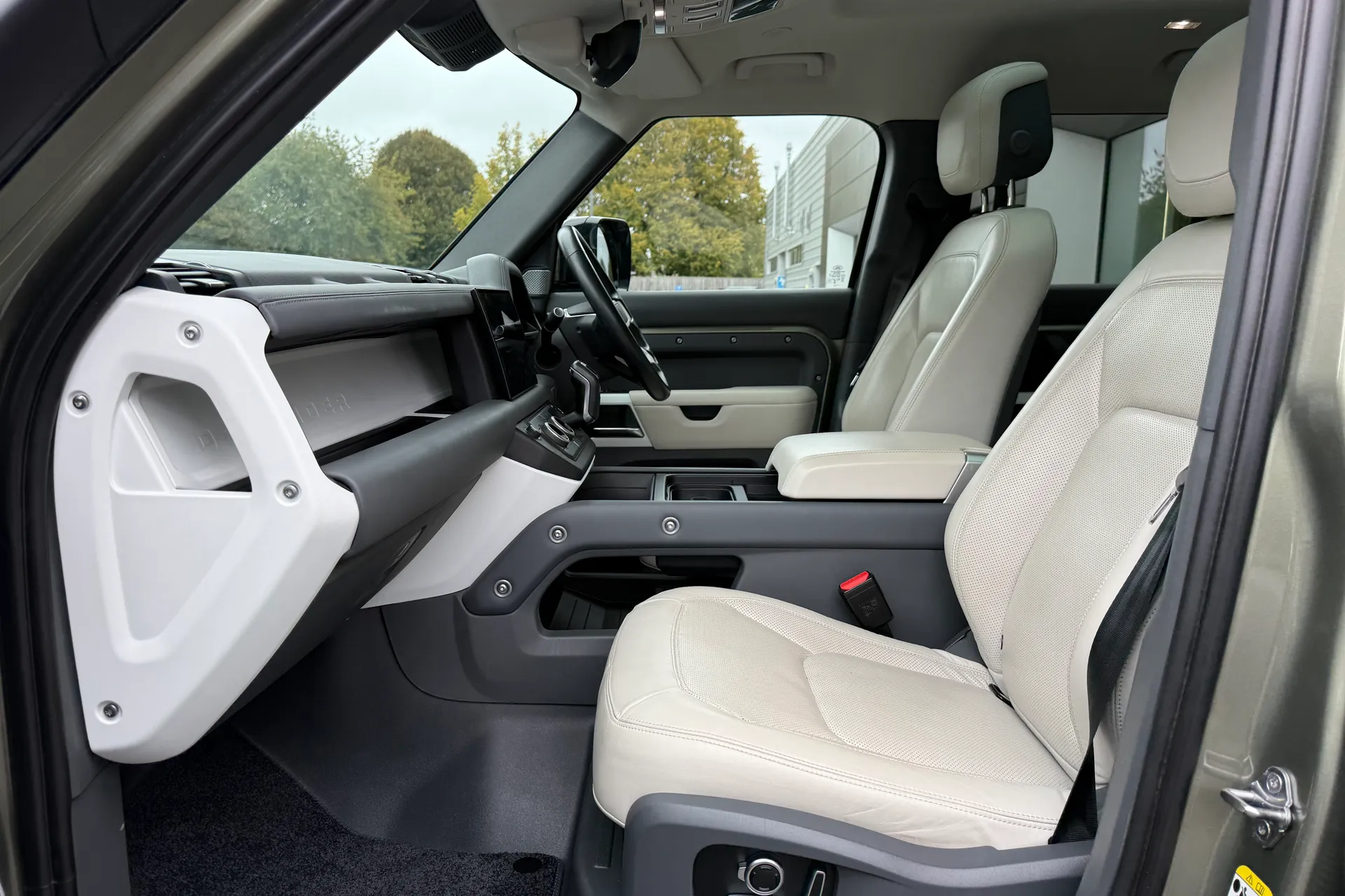 LAND ROVER DEFENDER thumbnail image number 10