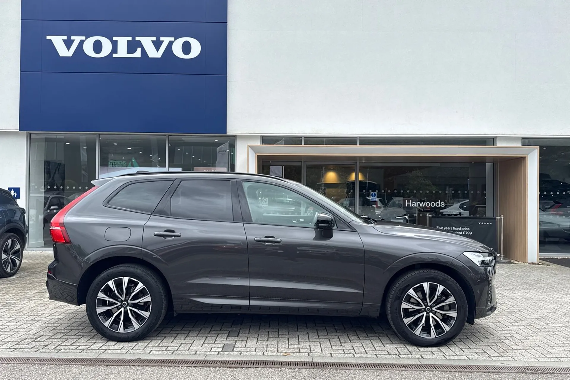Volvo XC60 thumbnail image number 2