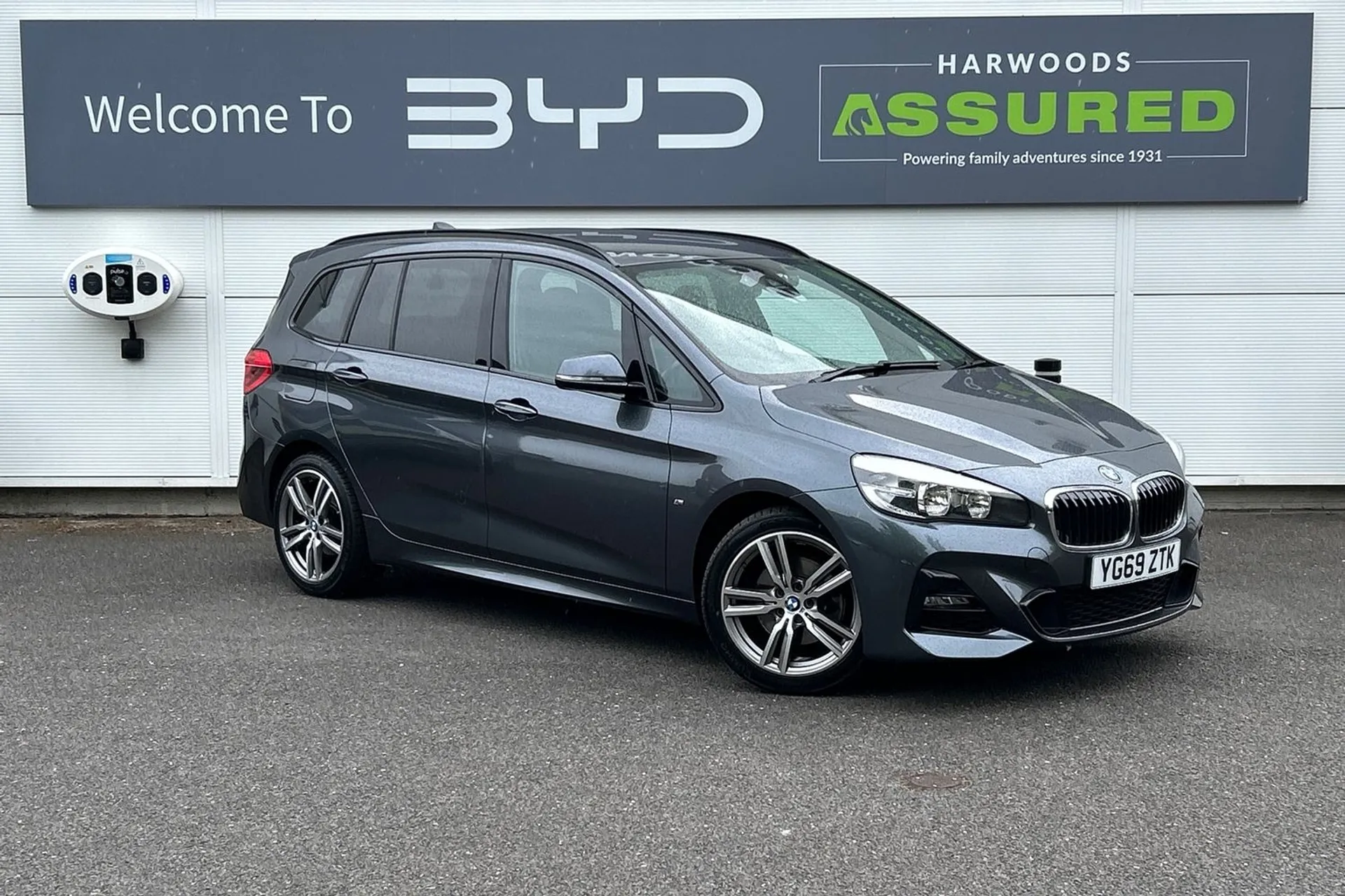 BMW 2 SERIES focused image