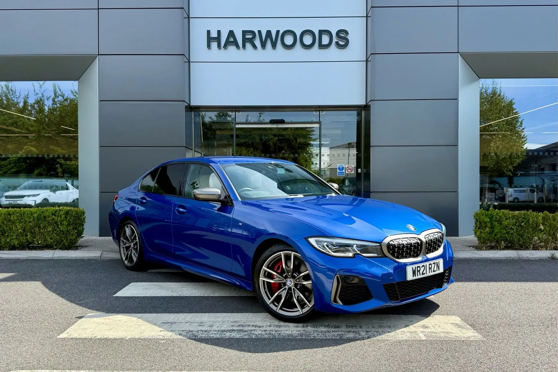 BMW 3 SERIES focused image