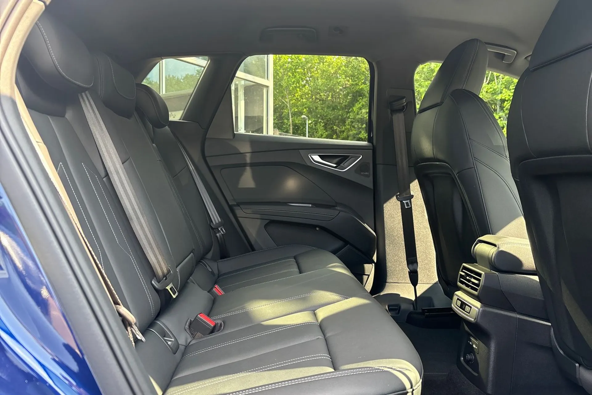 Audi Q4 thumbnail image number 10