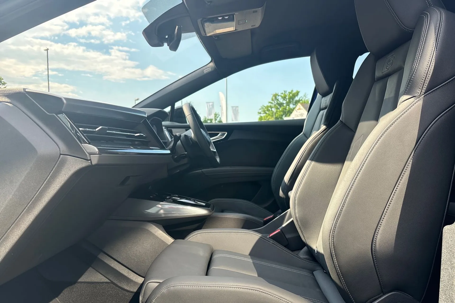 Audi Q4 thumbnail image number 19