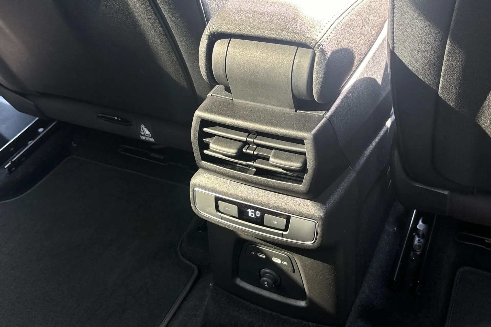 Audi Q4 thumbnail image number 33