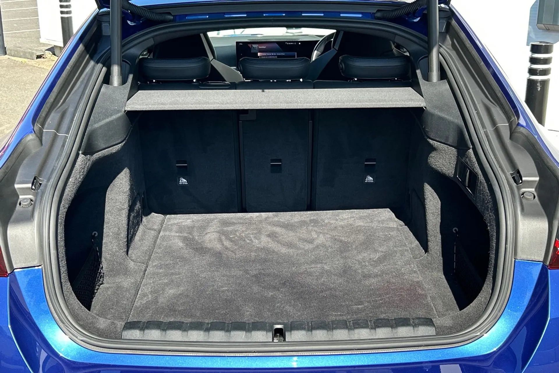BMW I4 thumbnail image number 35
