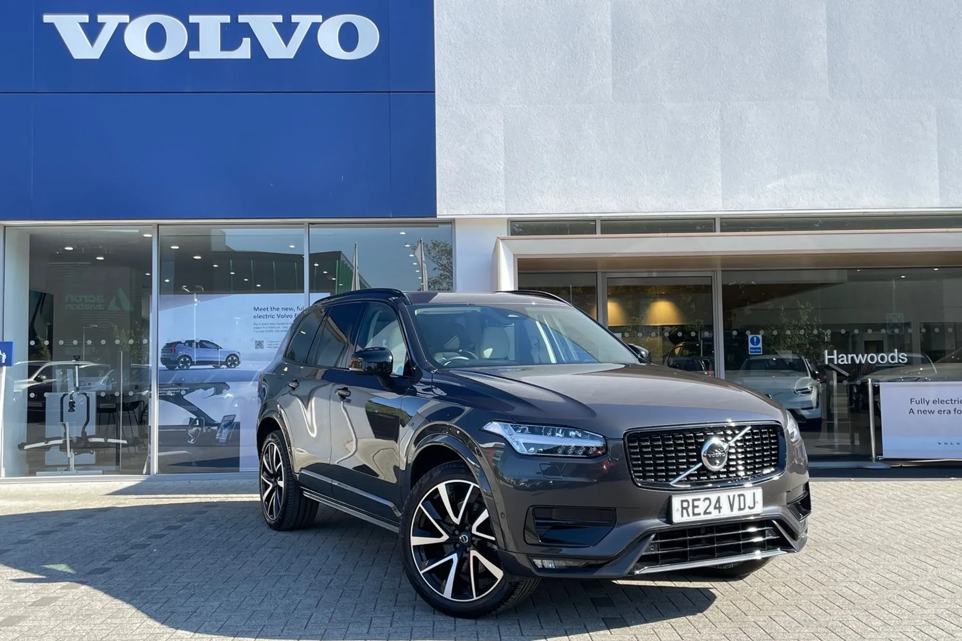 Volvo XC90 focused image