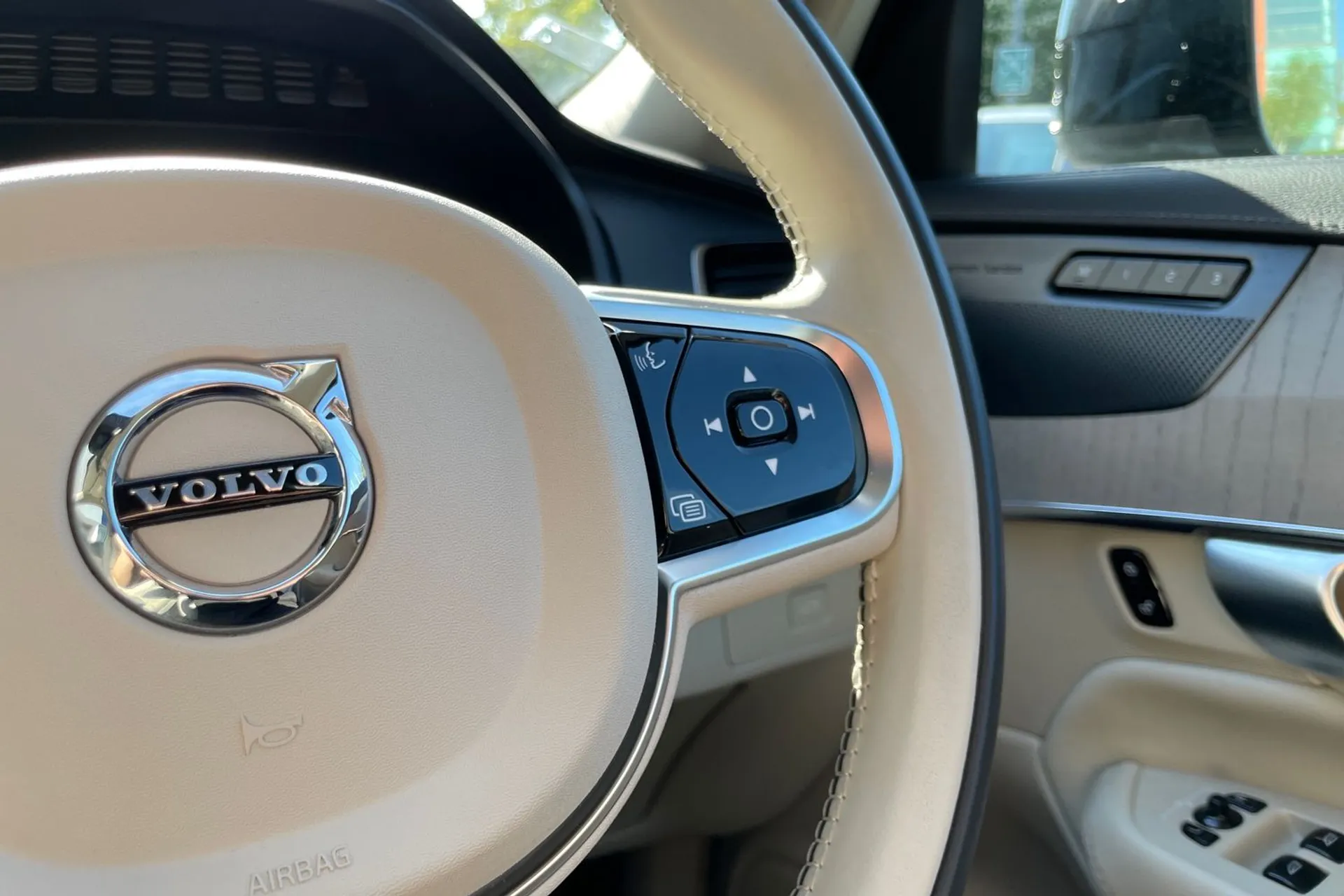 Volvo XC90 thumbnail image number 38