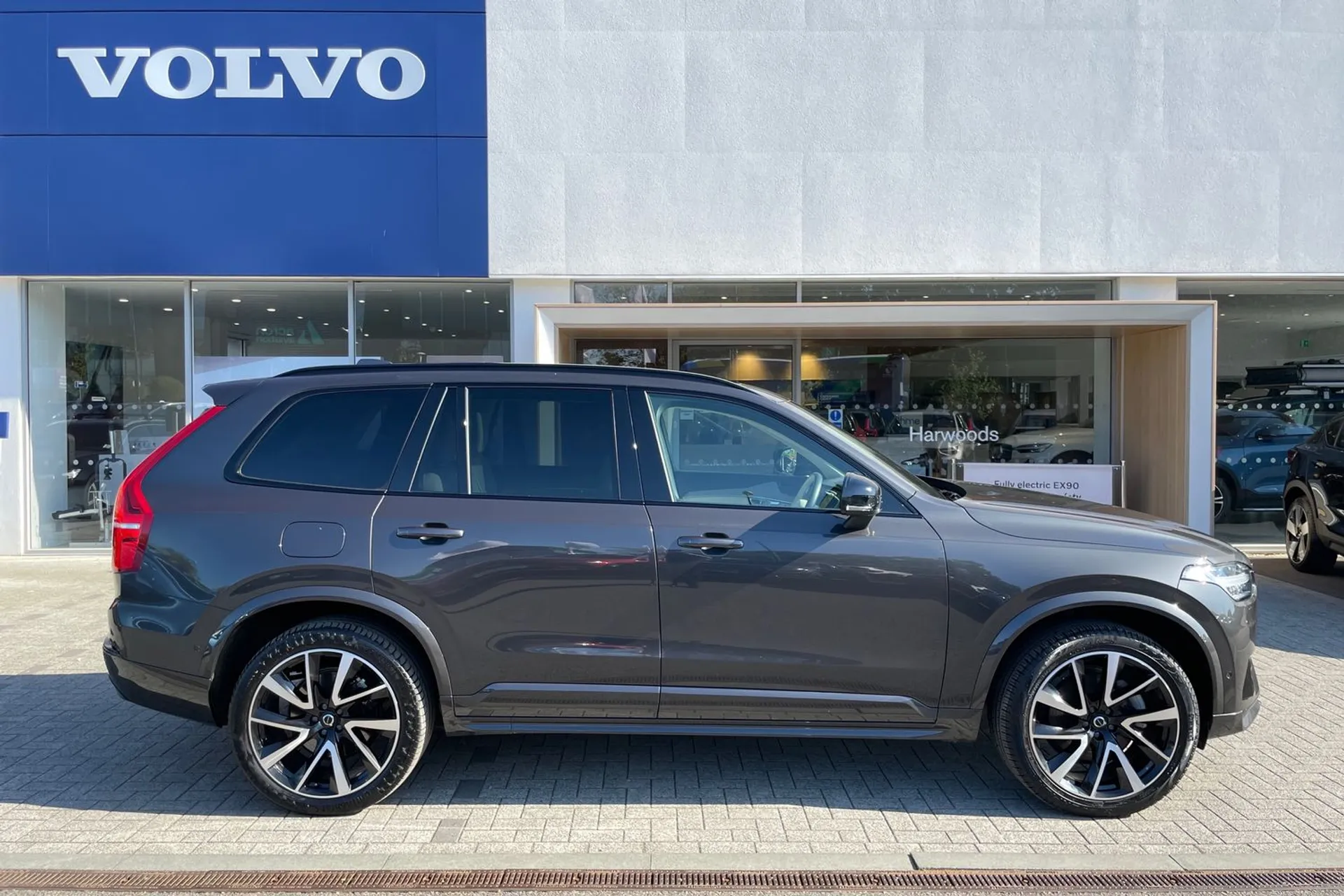 Volvo XC90 thumbnail image number 2