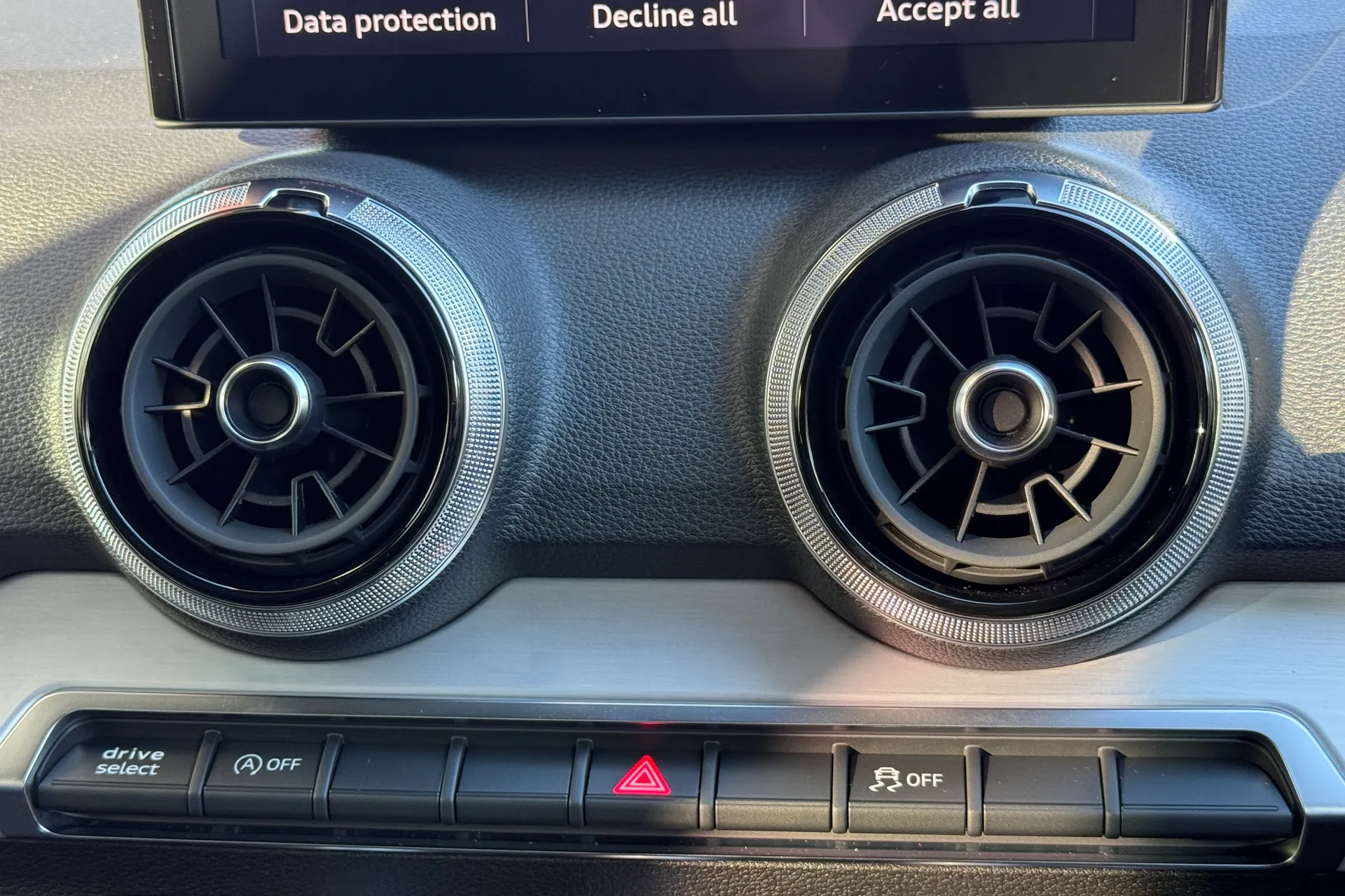 Audi Q2 thumbnail image number 17