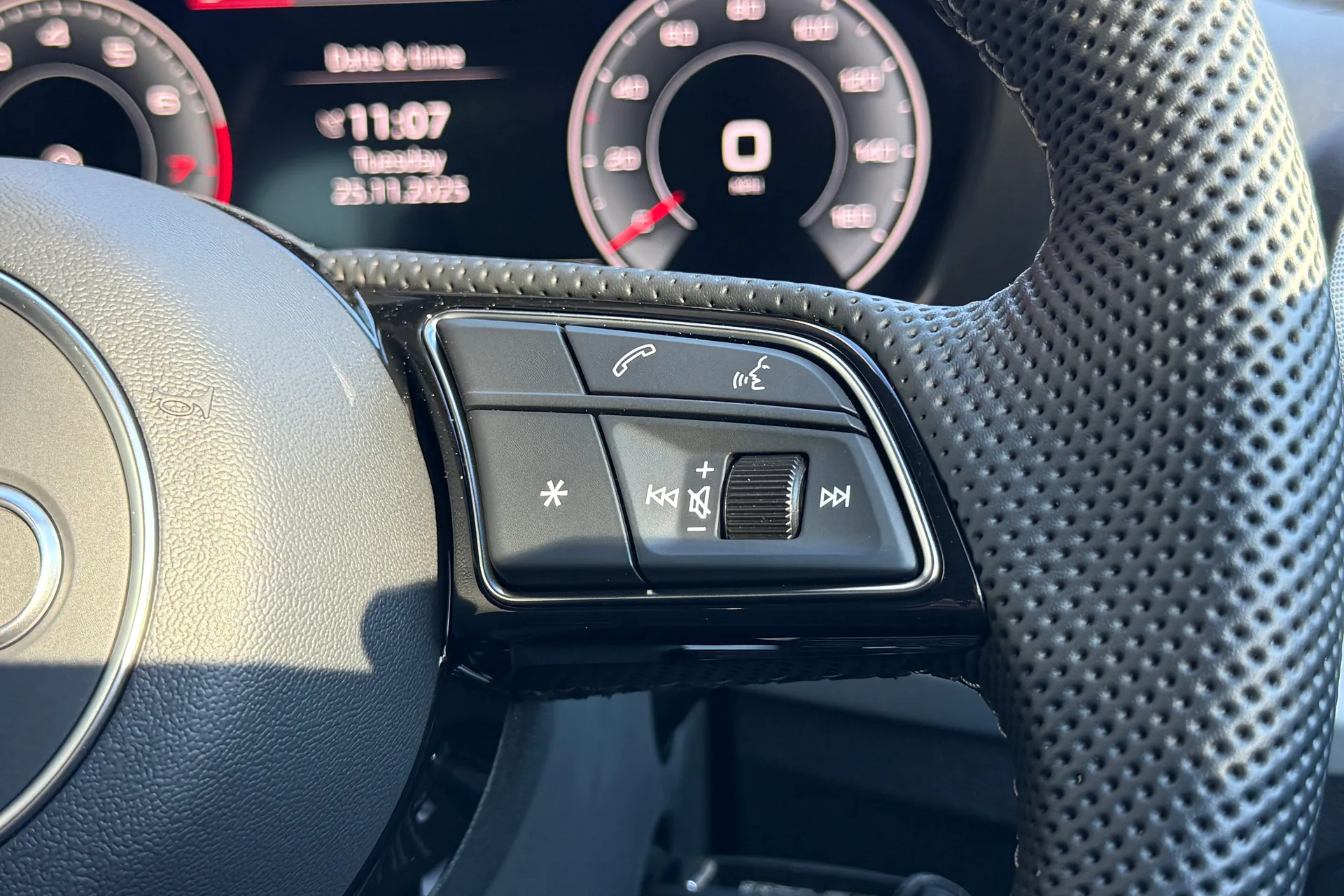 Audi Q2 thumbnail image number 11