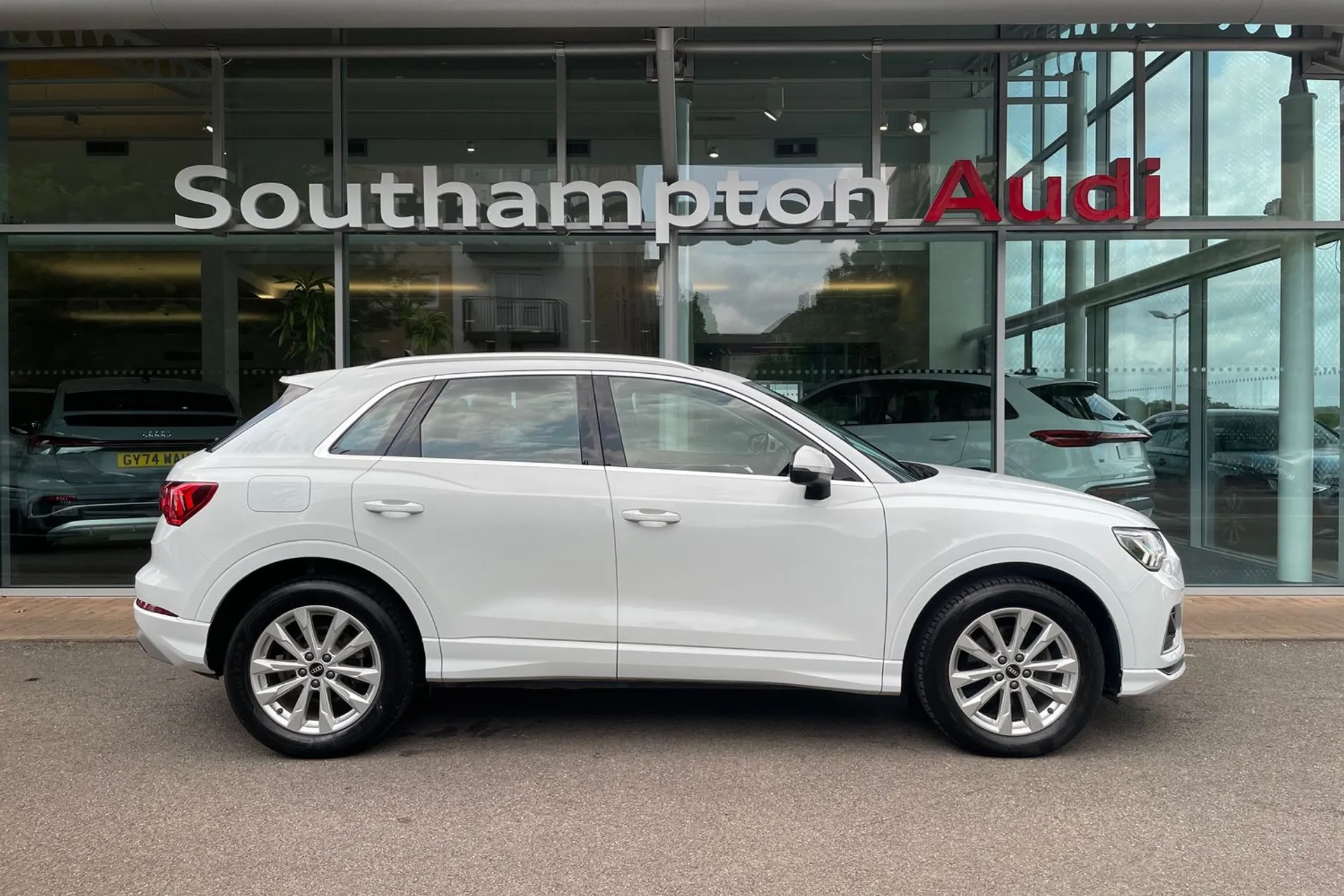 Audi Q3 thumbnail image number 2