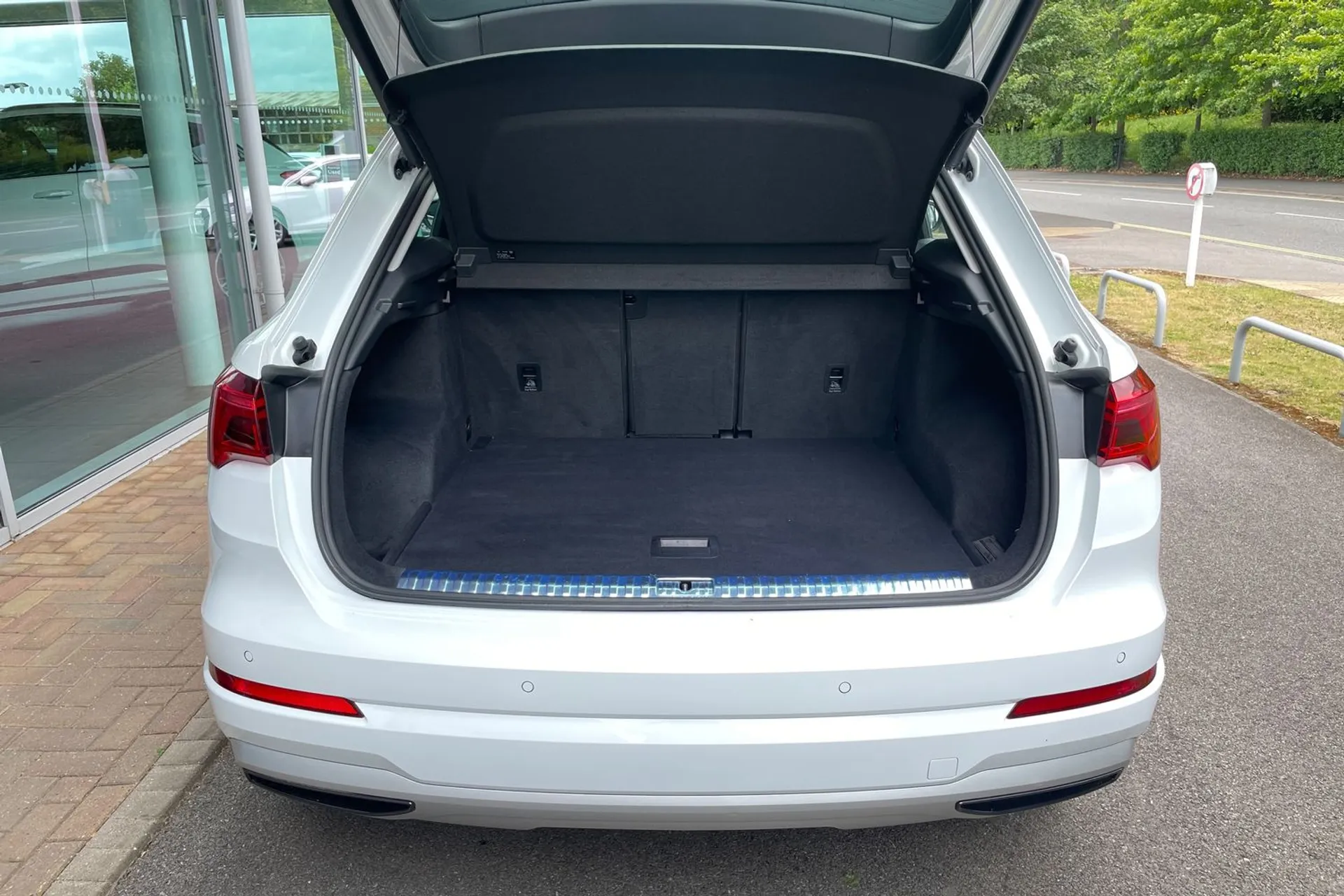 Audi Q3 thumbnail image number 18