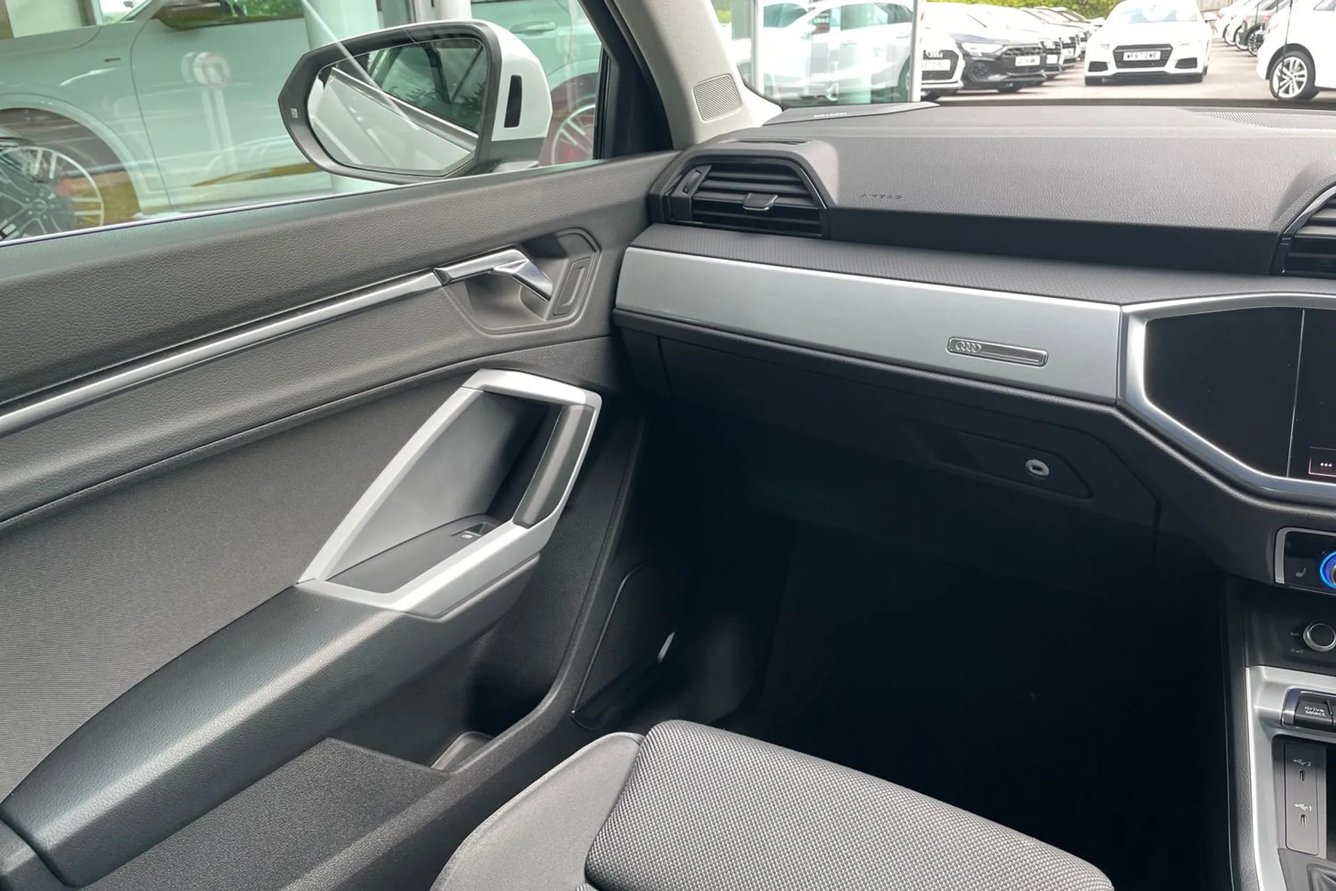 Audi Q3 thumbnail image number 31