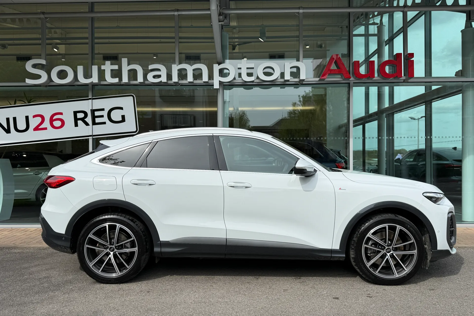 Audi Q5 thumbnail image number 2