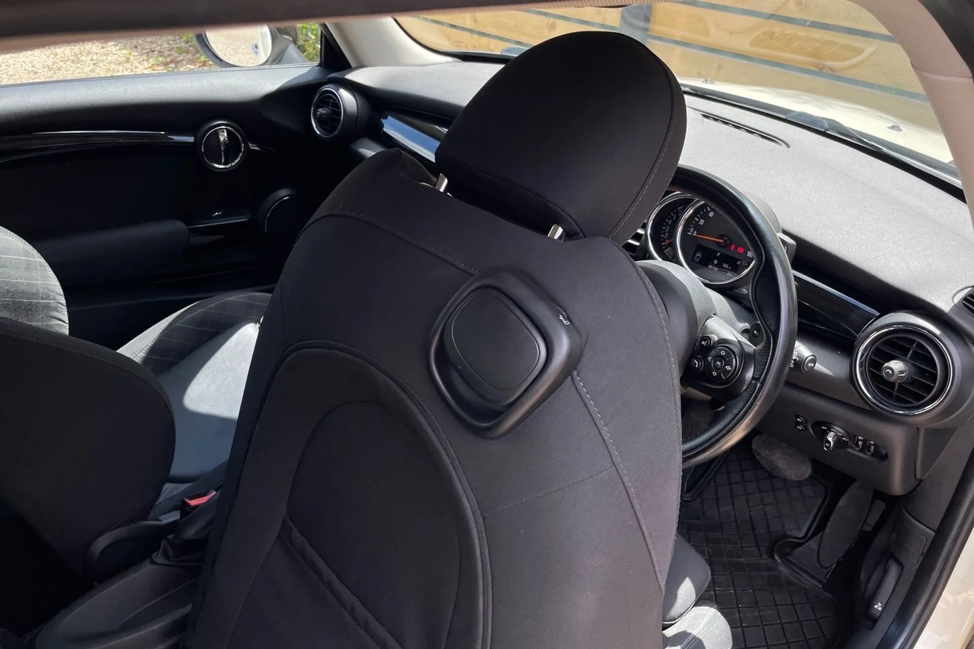 MINI HATCHBACK thumbnail image number 25