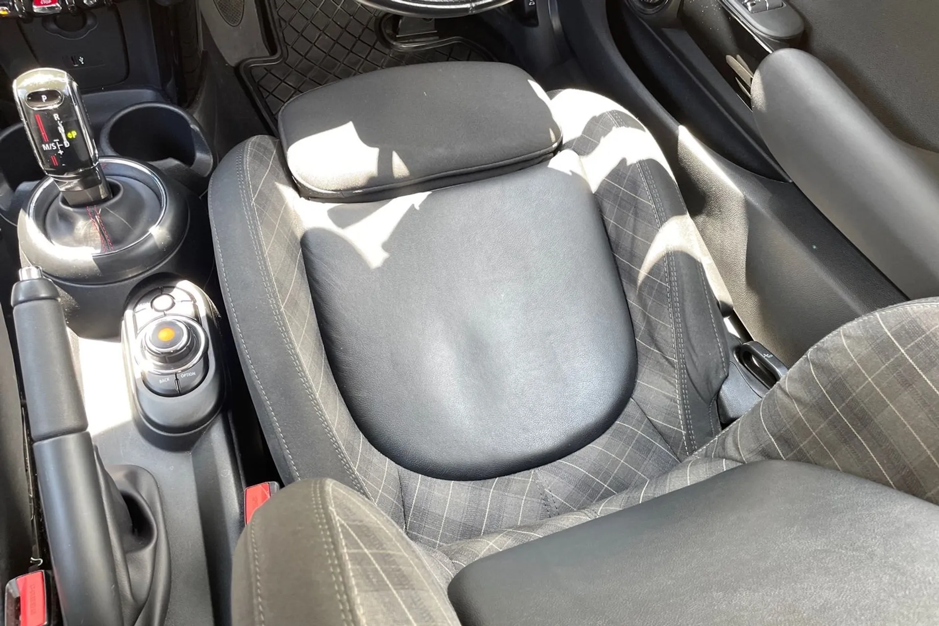 MINI HATCHBACK thumbnail image number 35