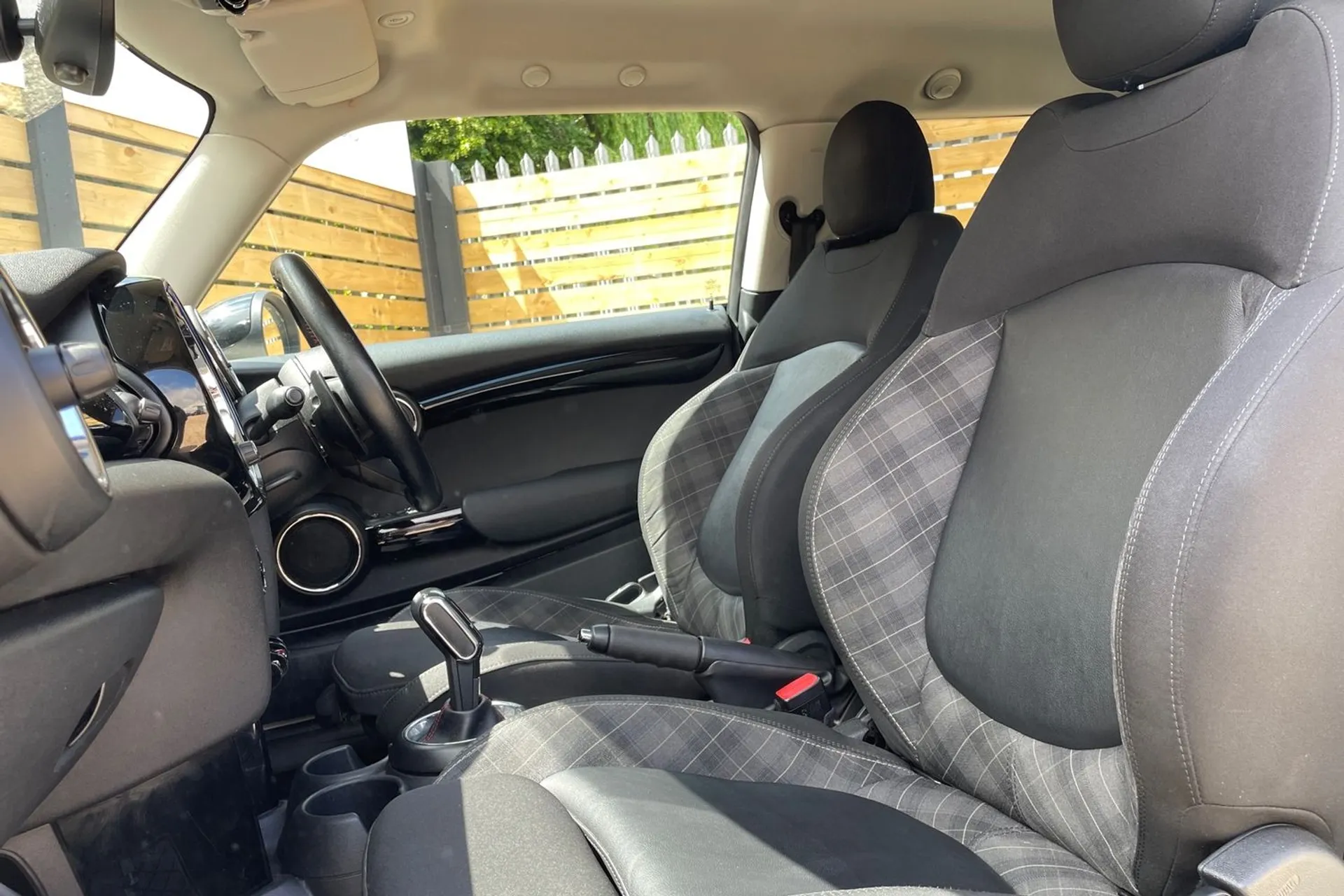 MINI HATCHBACK thumbnail image number 30