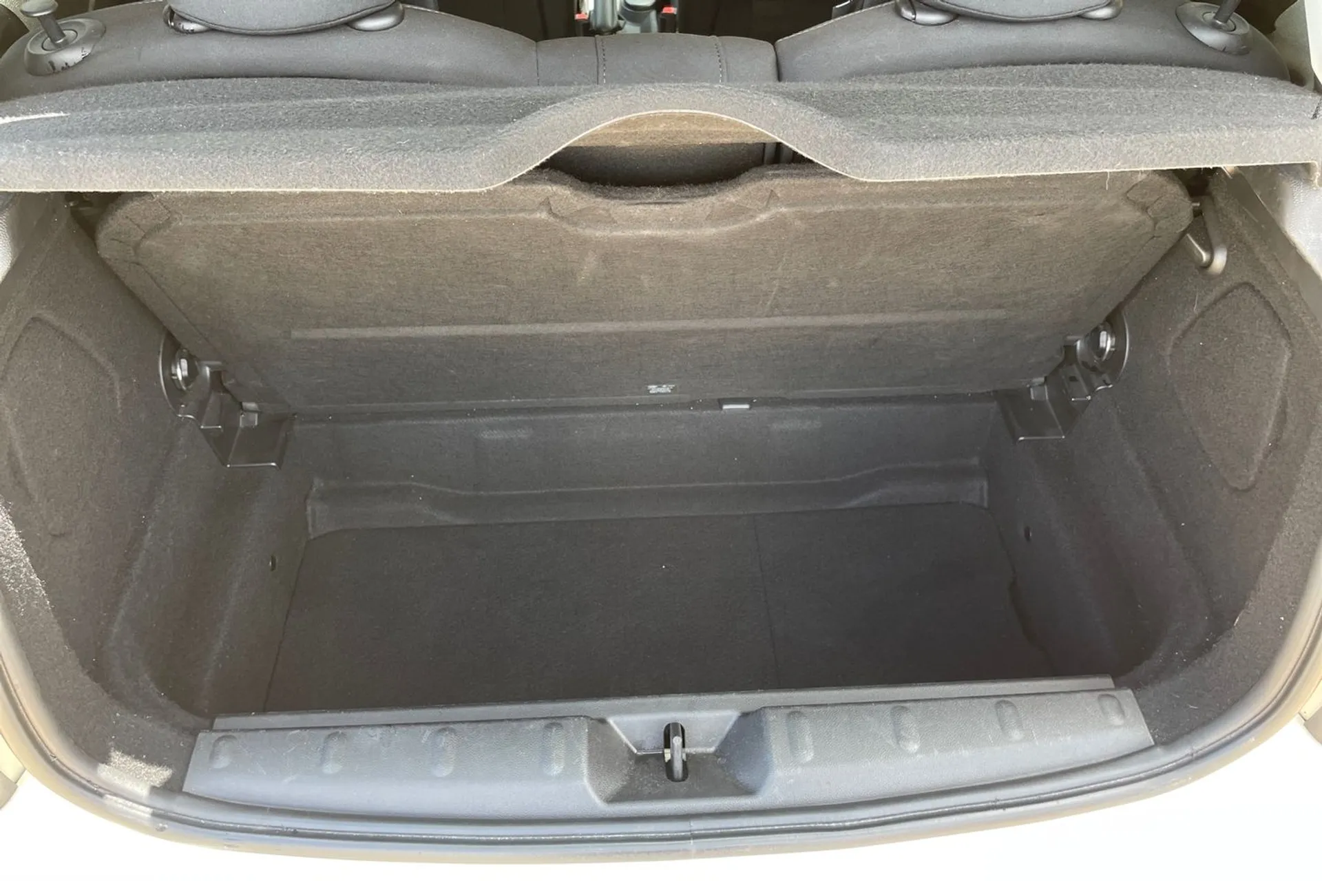 MINI HATCHBACK thumbnail image number 23