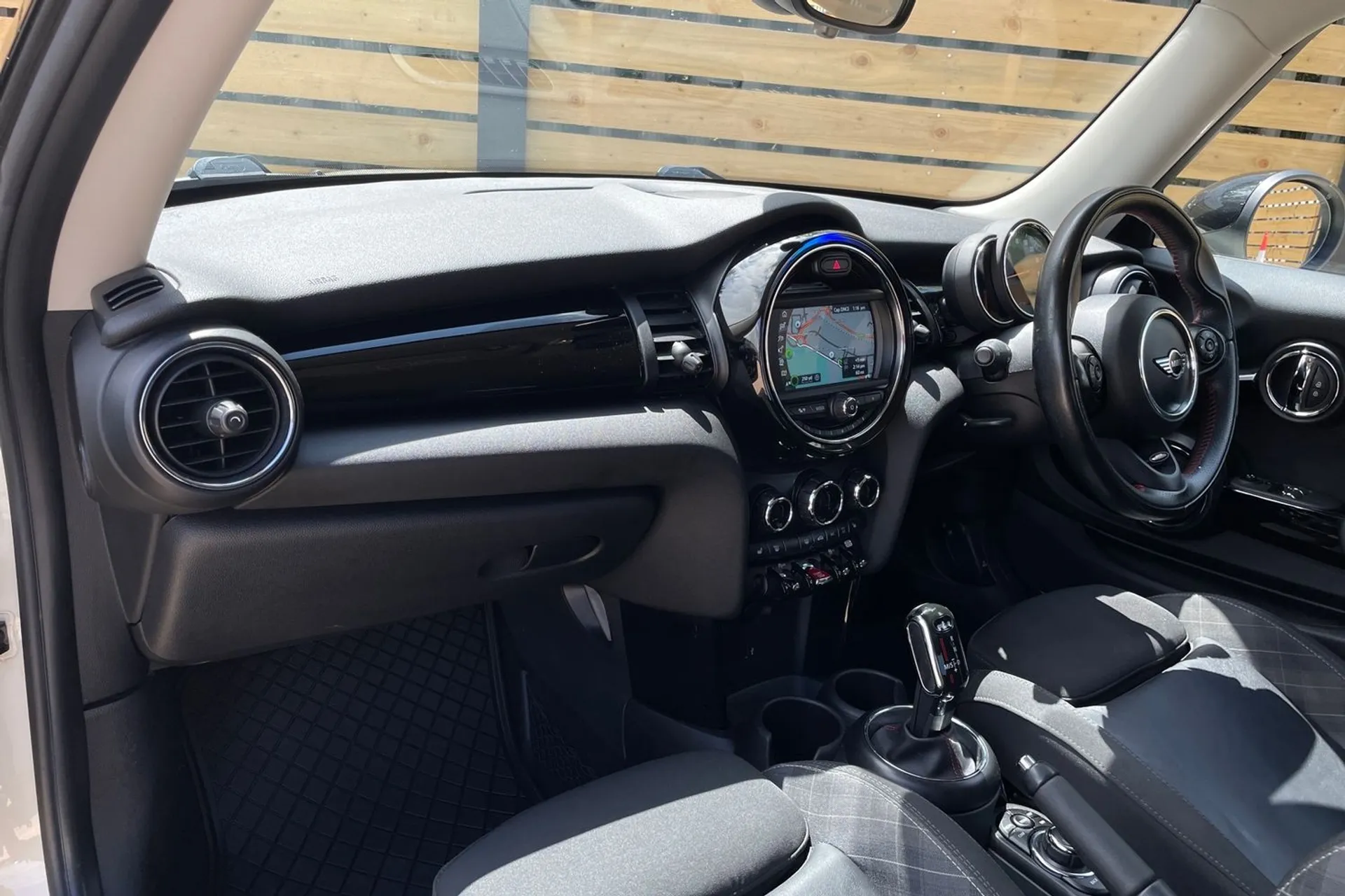 MINI HATCHBACK thumbnail image number 29