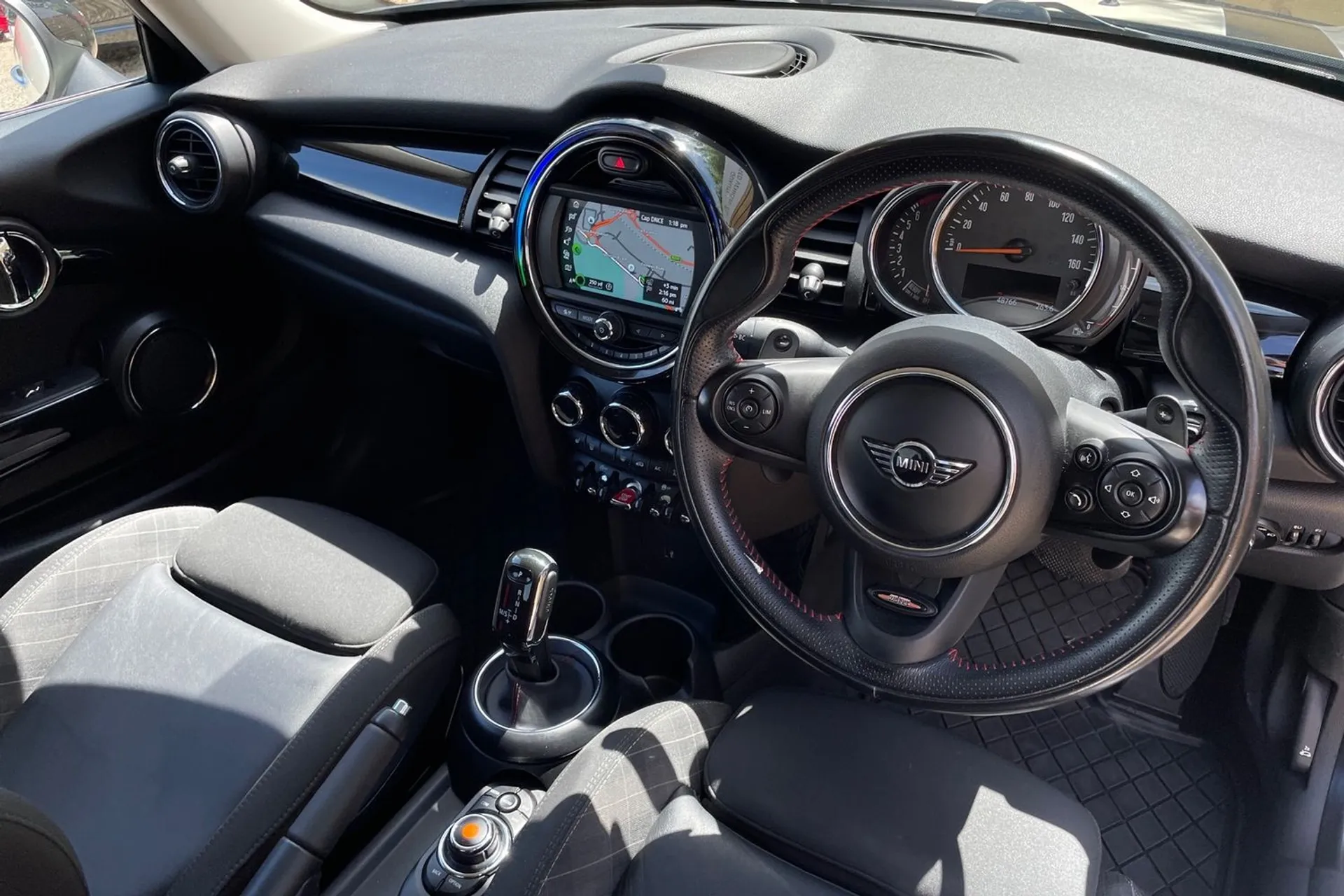 MINI HATCHBACK thumbnail image number 28