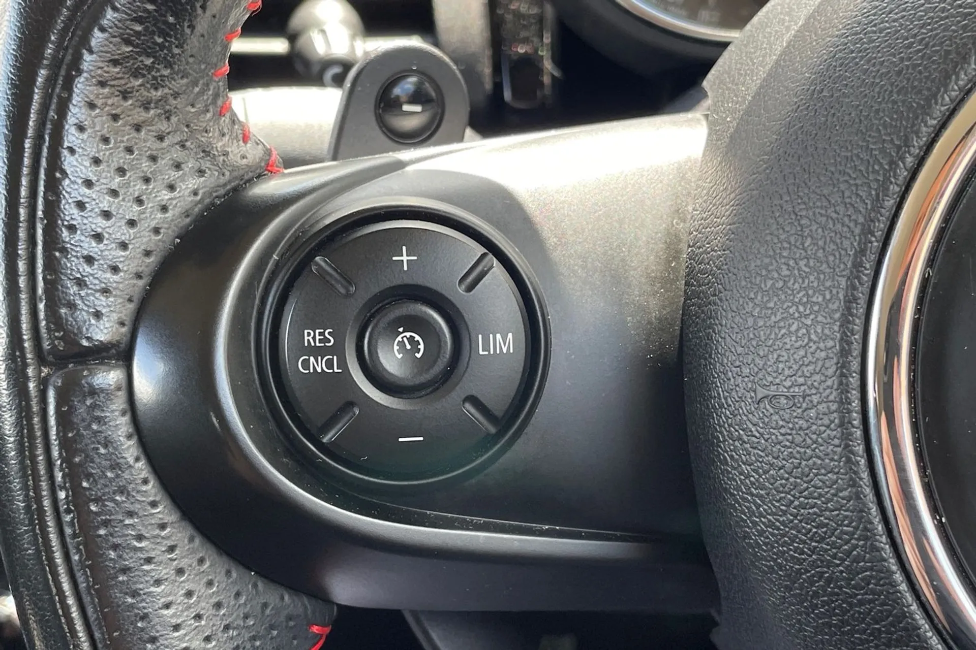 MINI HATCHBACK thumbnail image number 38