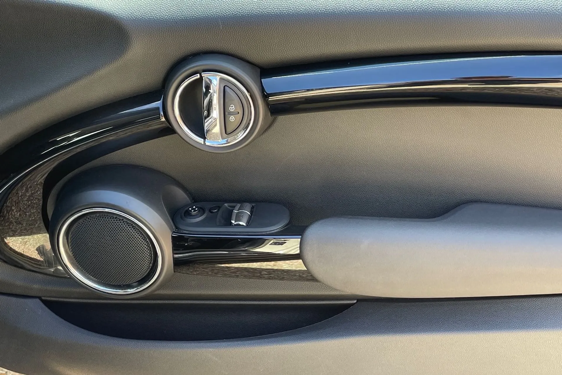 MINI HATCHBACK thumbnail image number 41