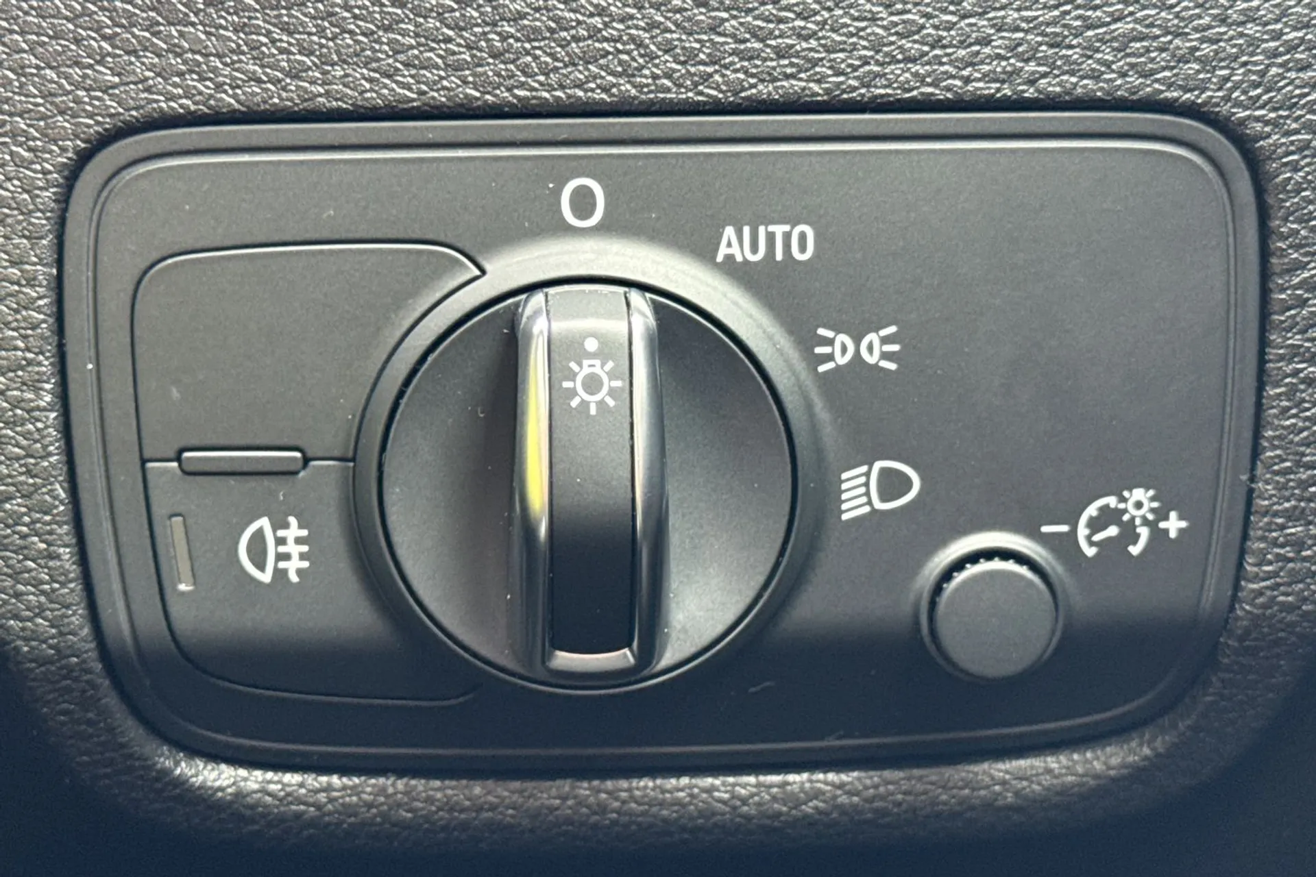 Audi Q2 thumbnail image number 20