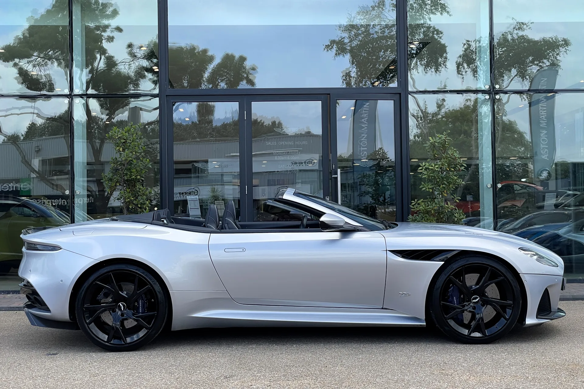 Aston Martin DBS thumbnail image number 2