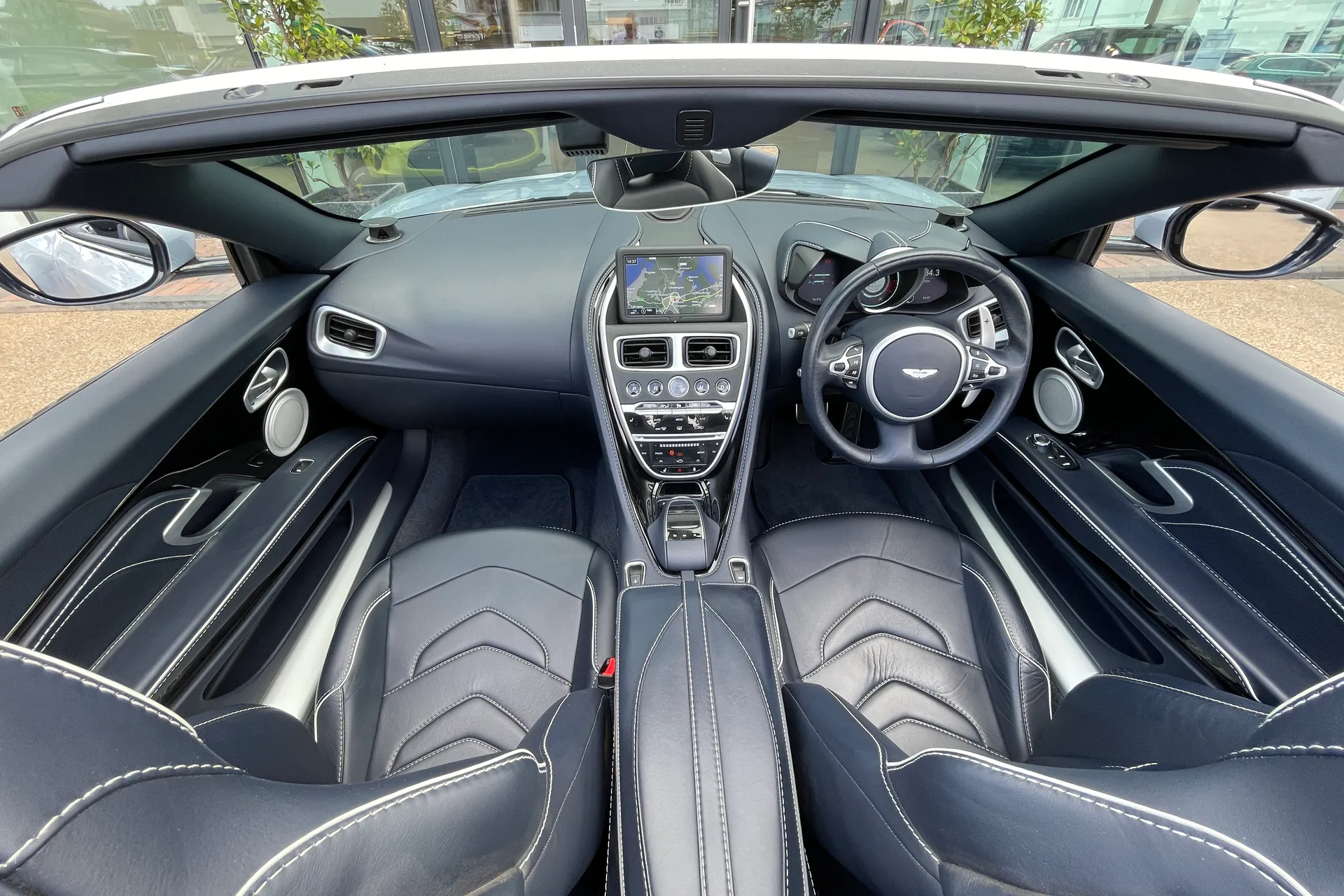 Aston Martin DBS thumbnail image number 4
