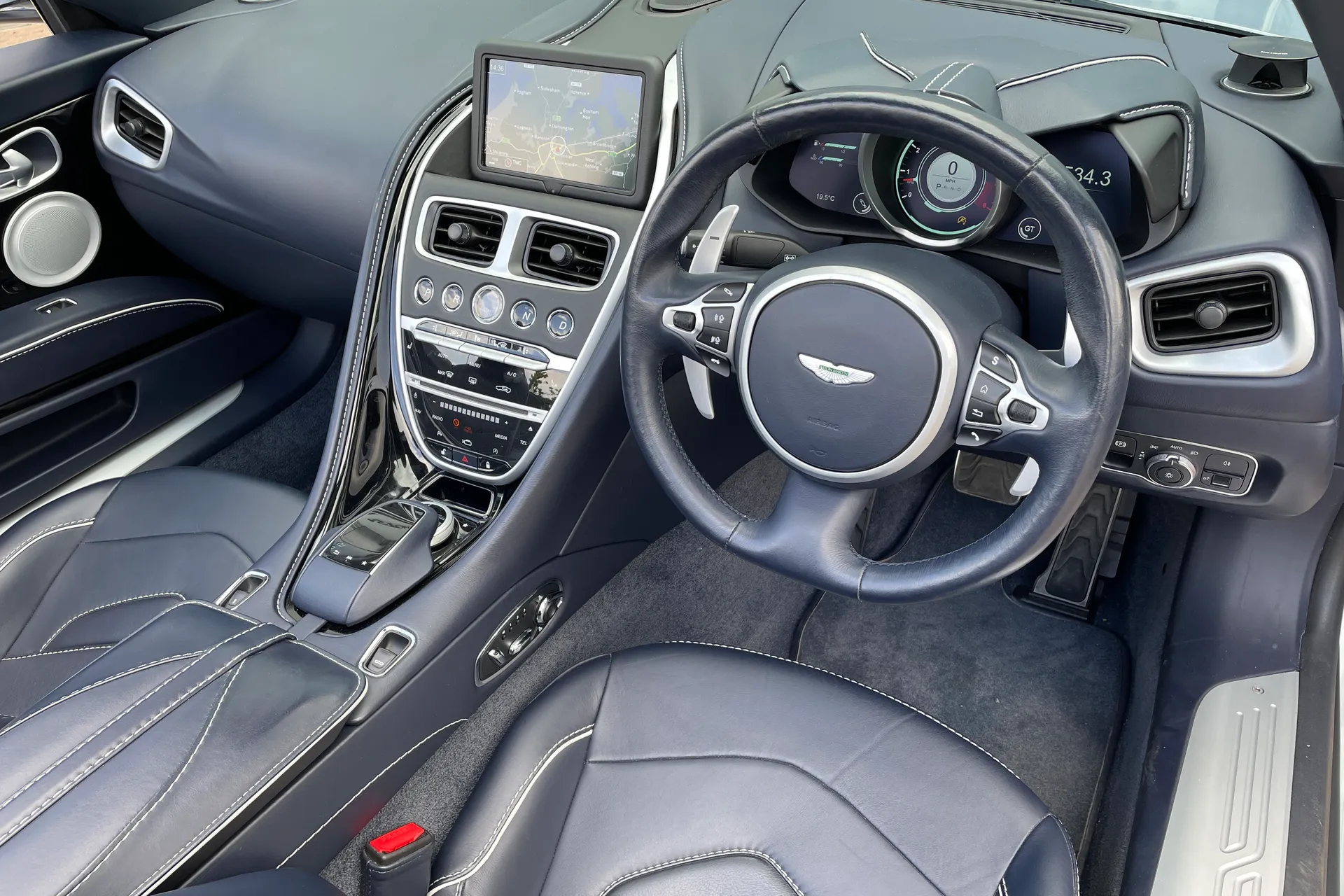 Aston Martin DBS thumbnail image number 26