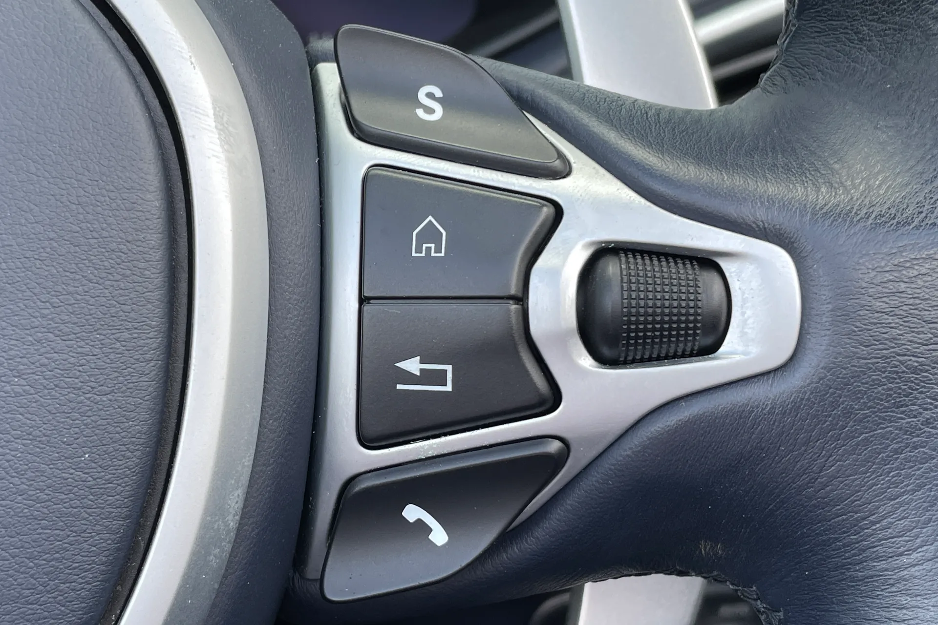 Aston Martin DBS thumbnail image number 44