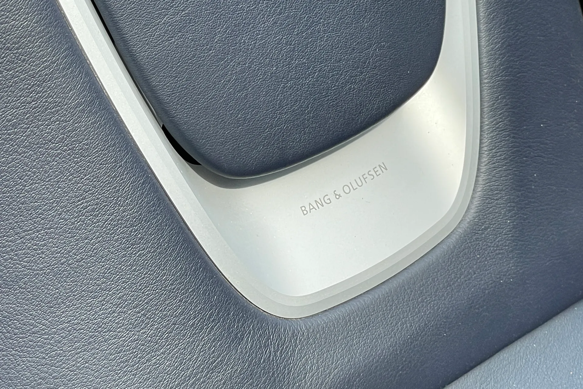Aston Martin DBS thumbnail image number 24