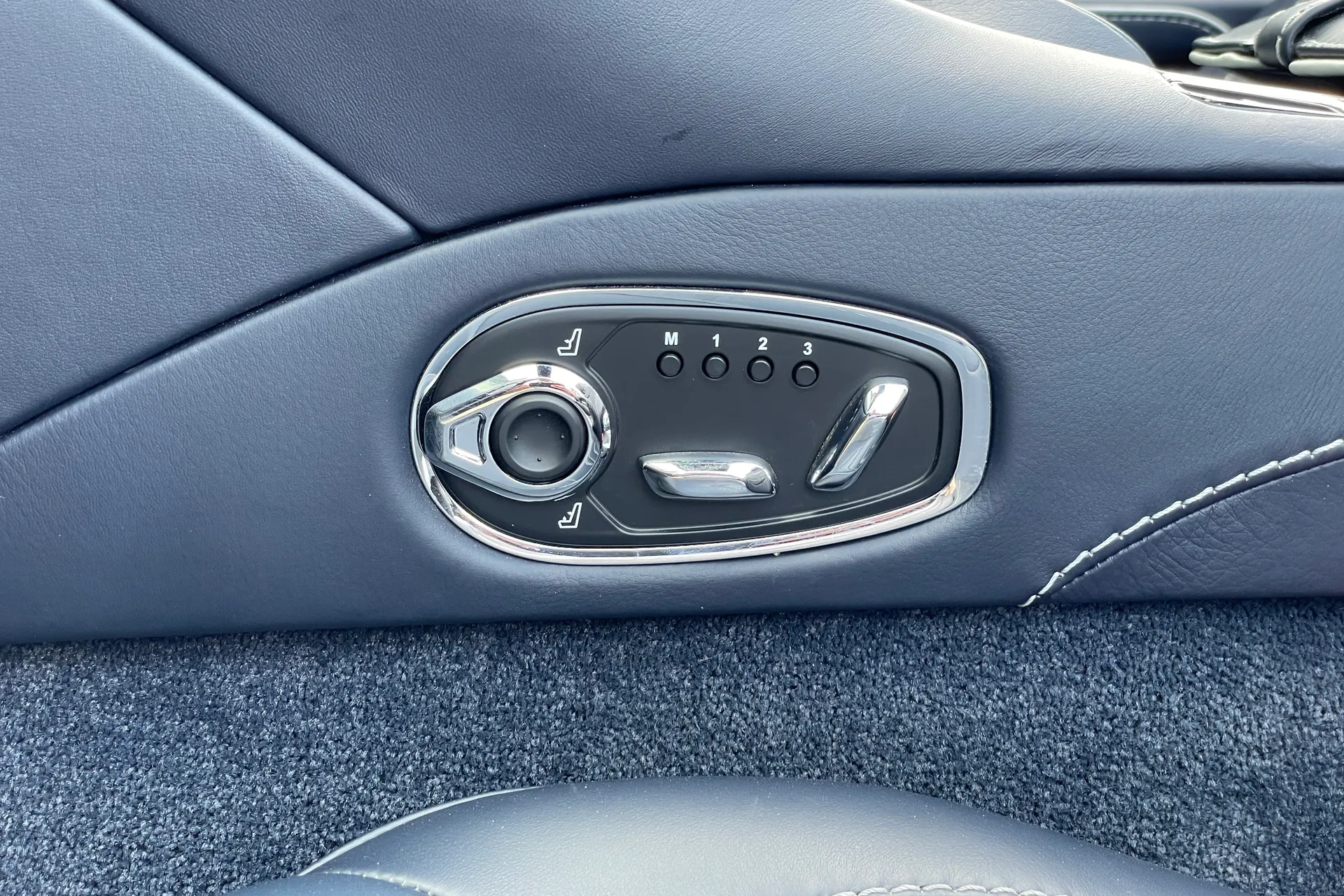 Aston Martin DBS thumbnail image number 29